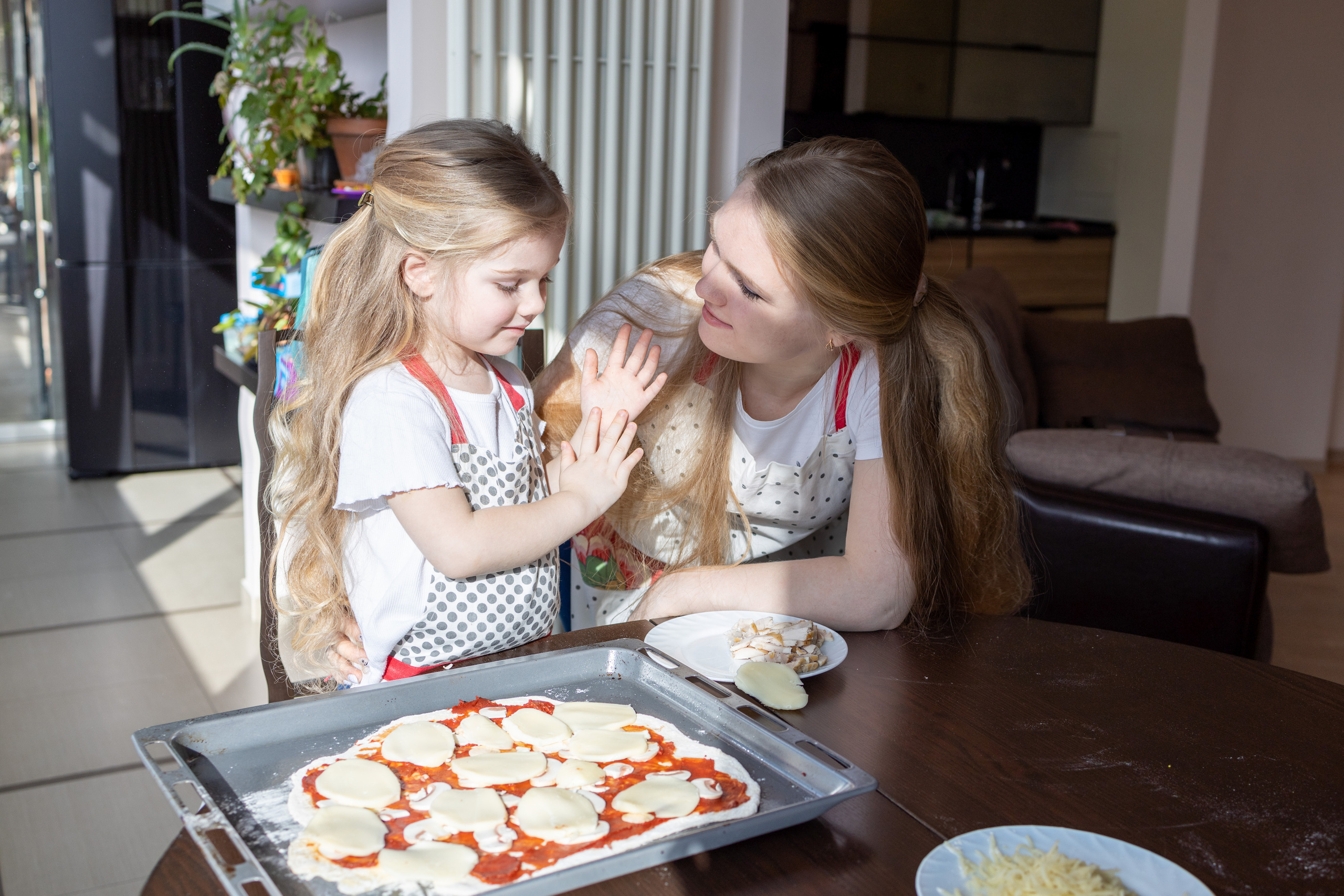 Пицца вкуснее, когда её готовят мама с дочкой. Репортажный и студийный фотограф в Москве — Софи