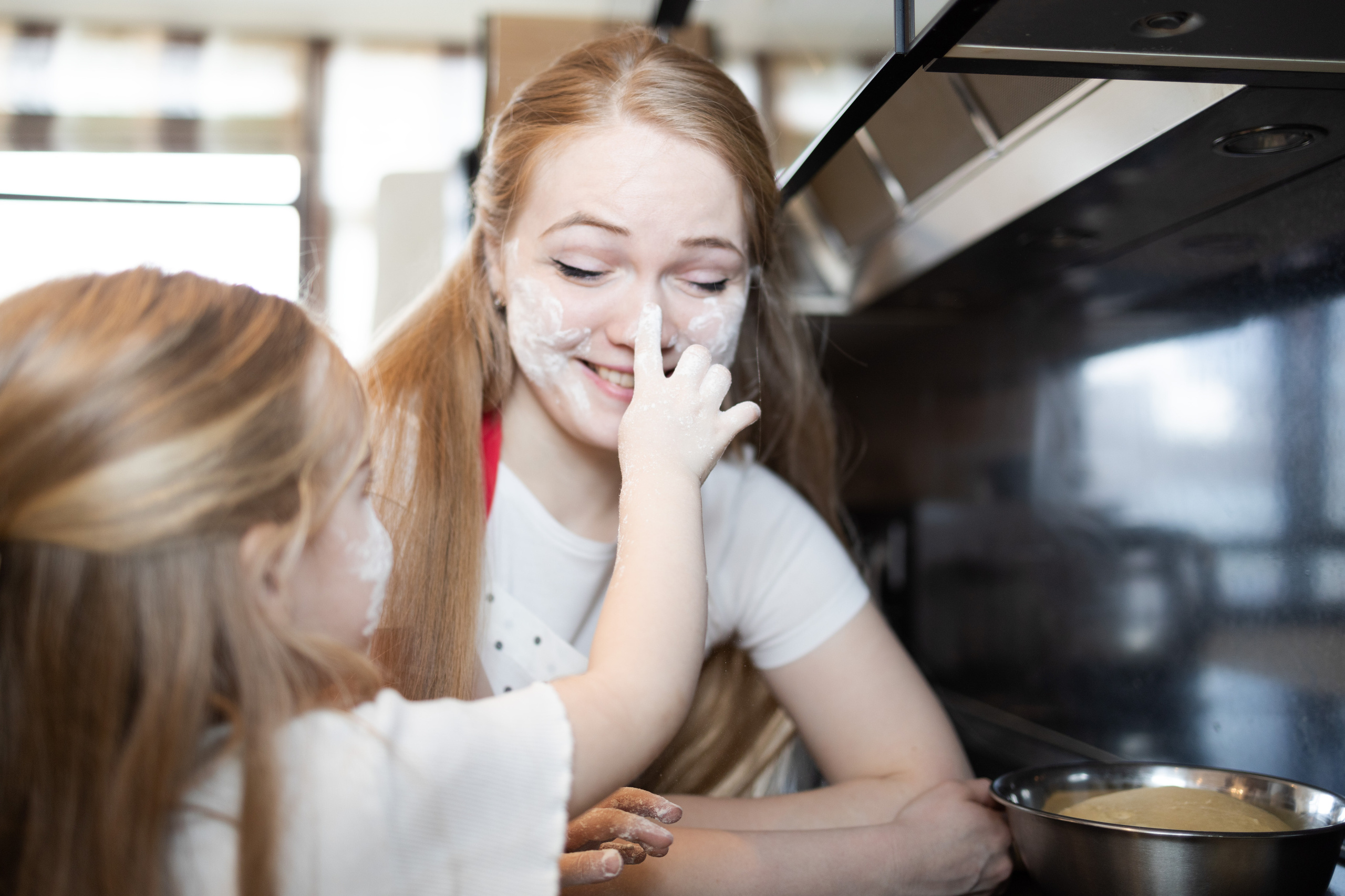 Пицца вкуснее, когда её готовят мама с дочкой. Репортажный и студийный фотограф в Москве — Софи