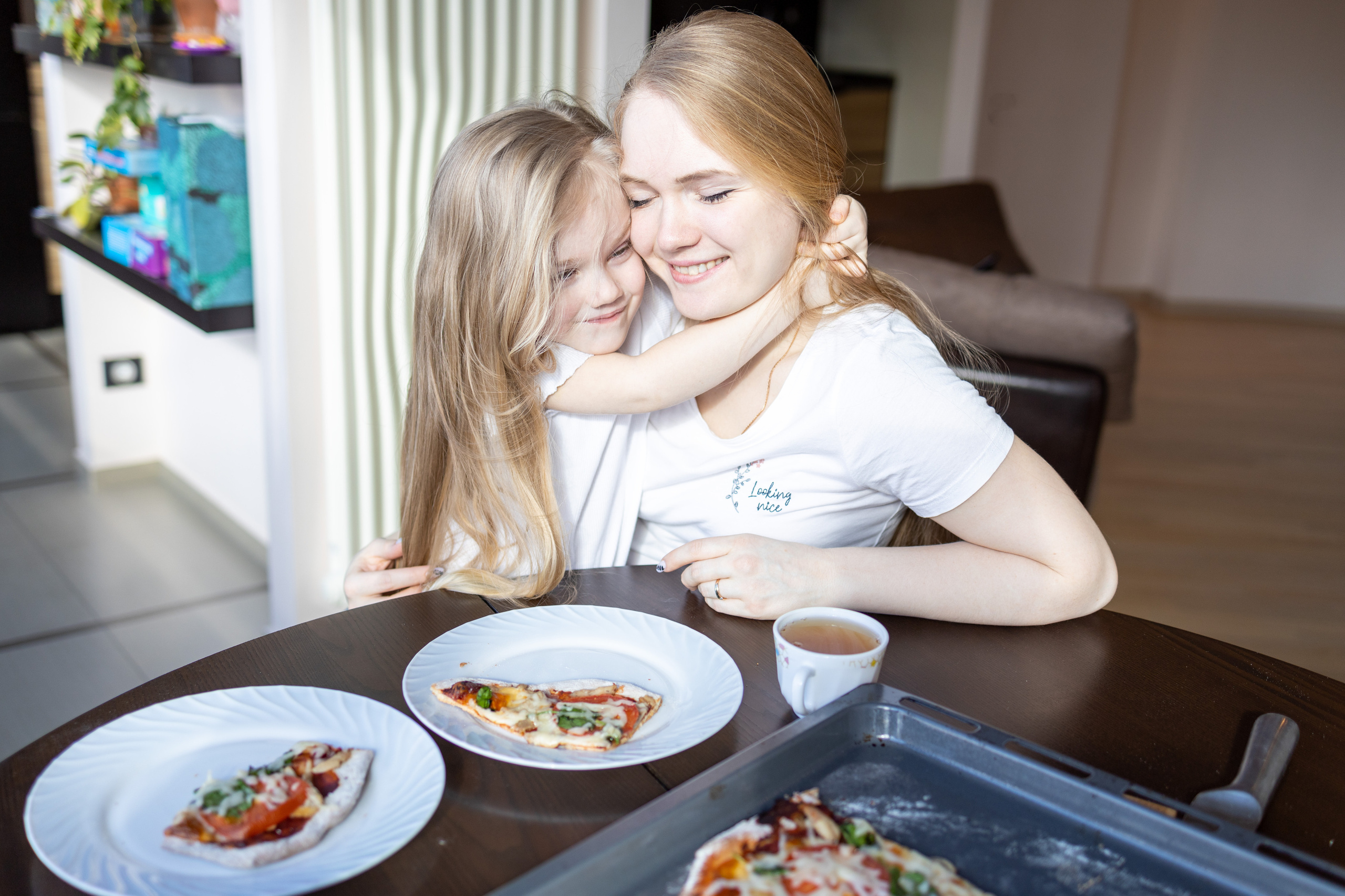 Пицца вкуснее, когда её готовят мама с дочкой. Репортажный и студийный фотограф в Москве — Софи