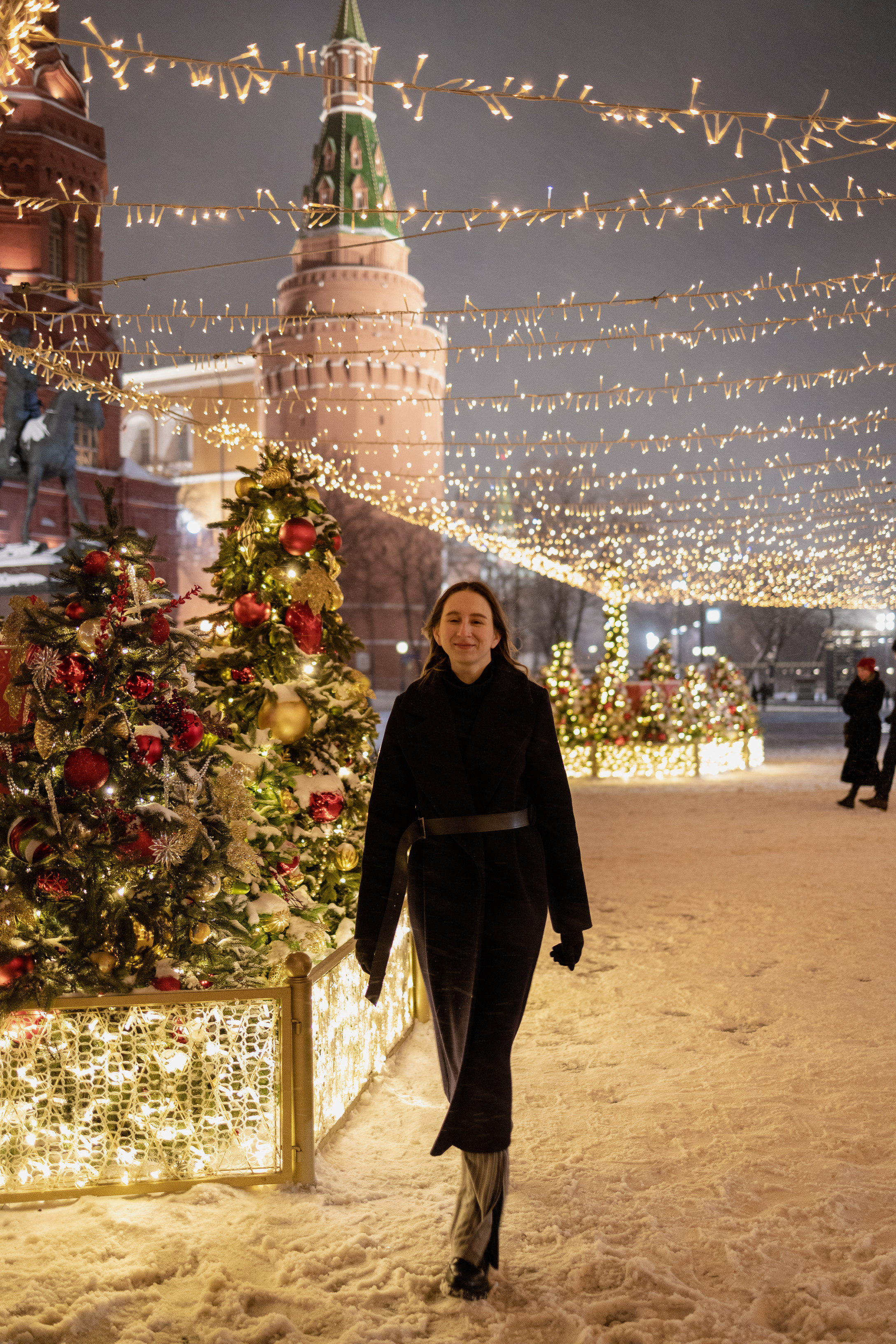 Девушка идёт на ГУМ-ярмарку.