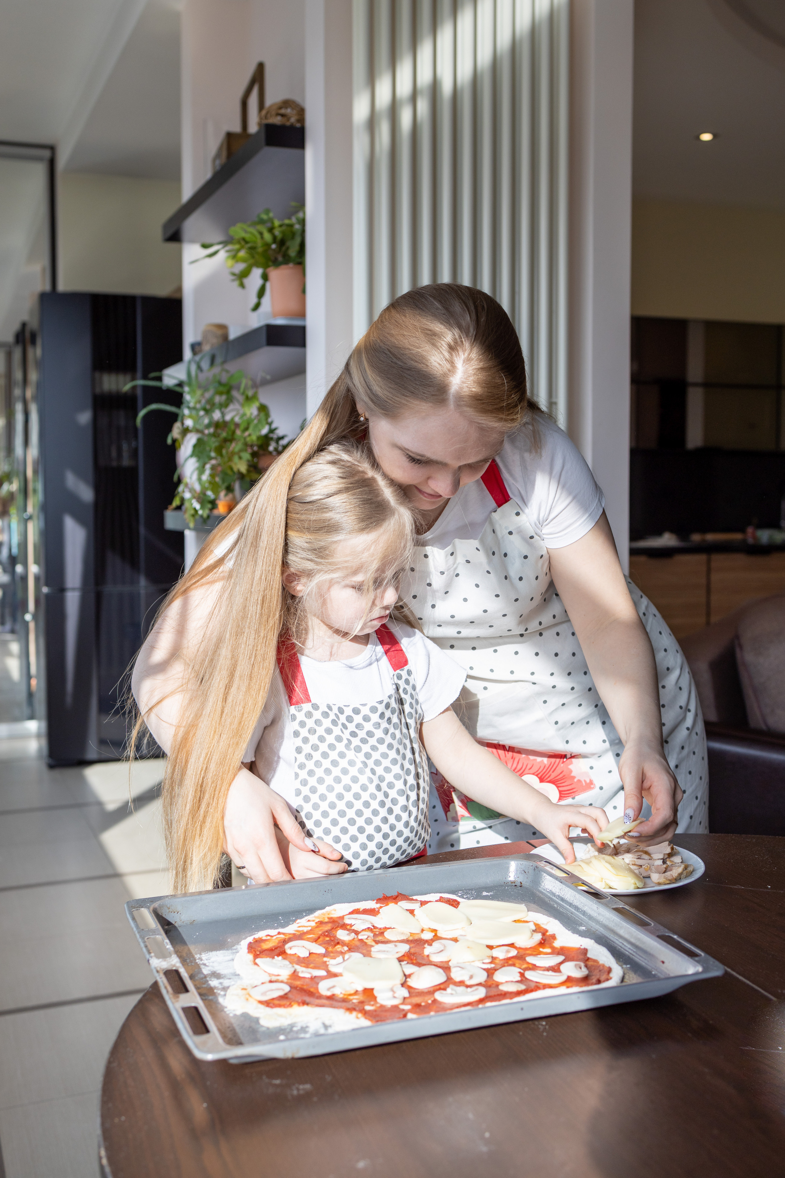Пицца вкуснее, когда её готовят мама с дочкой. Репортажный и студийный фотограф в Москве — Софи