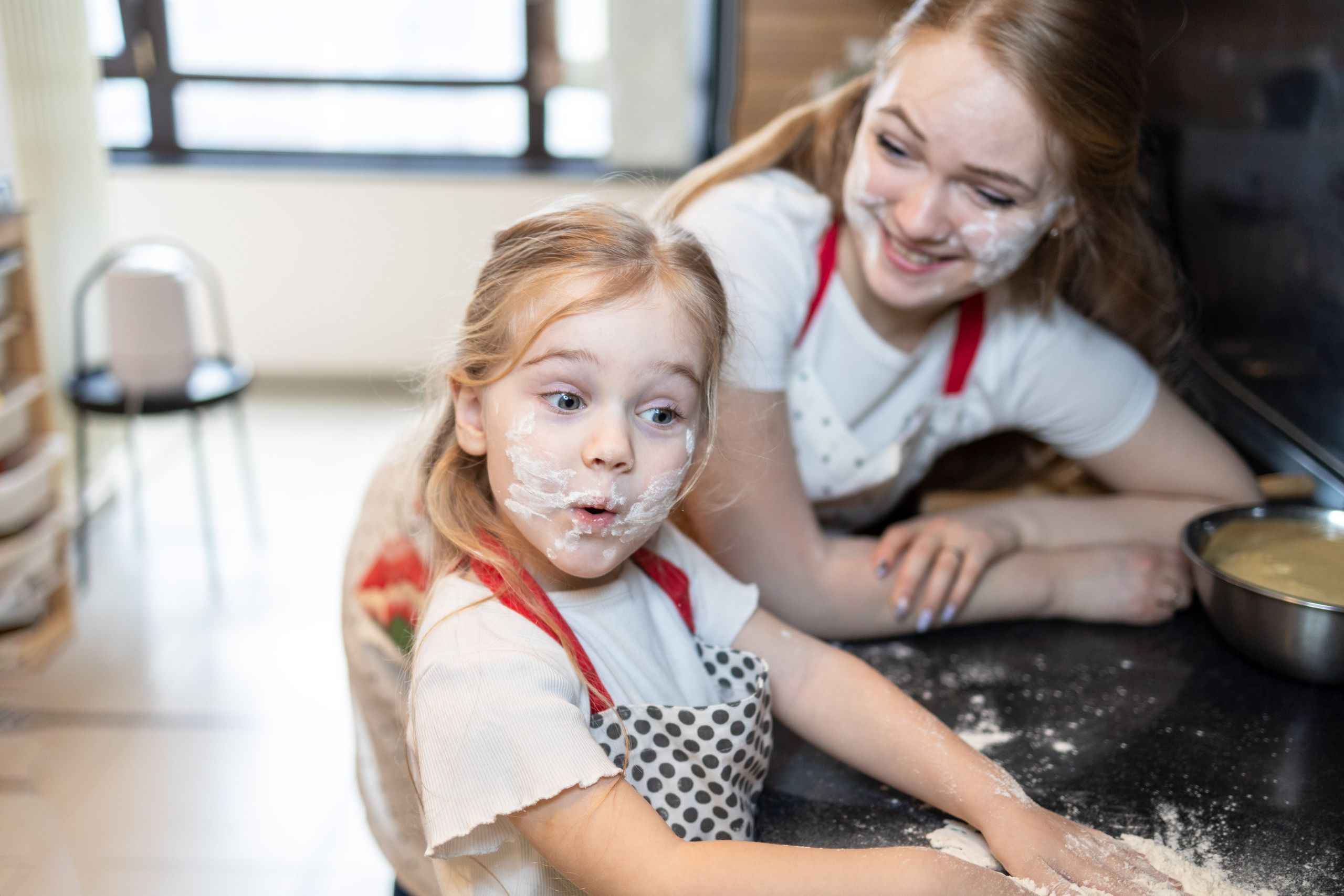 Пицца вкуснее, когда её готовят мама с дочкой. Репортажный и студийный фотограф в Москве — Софи