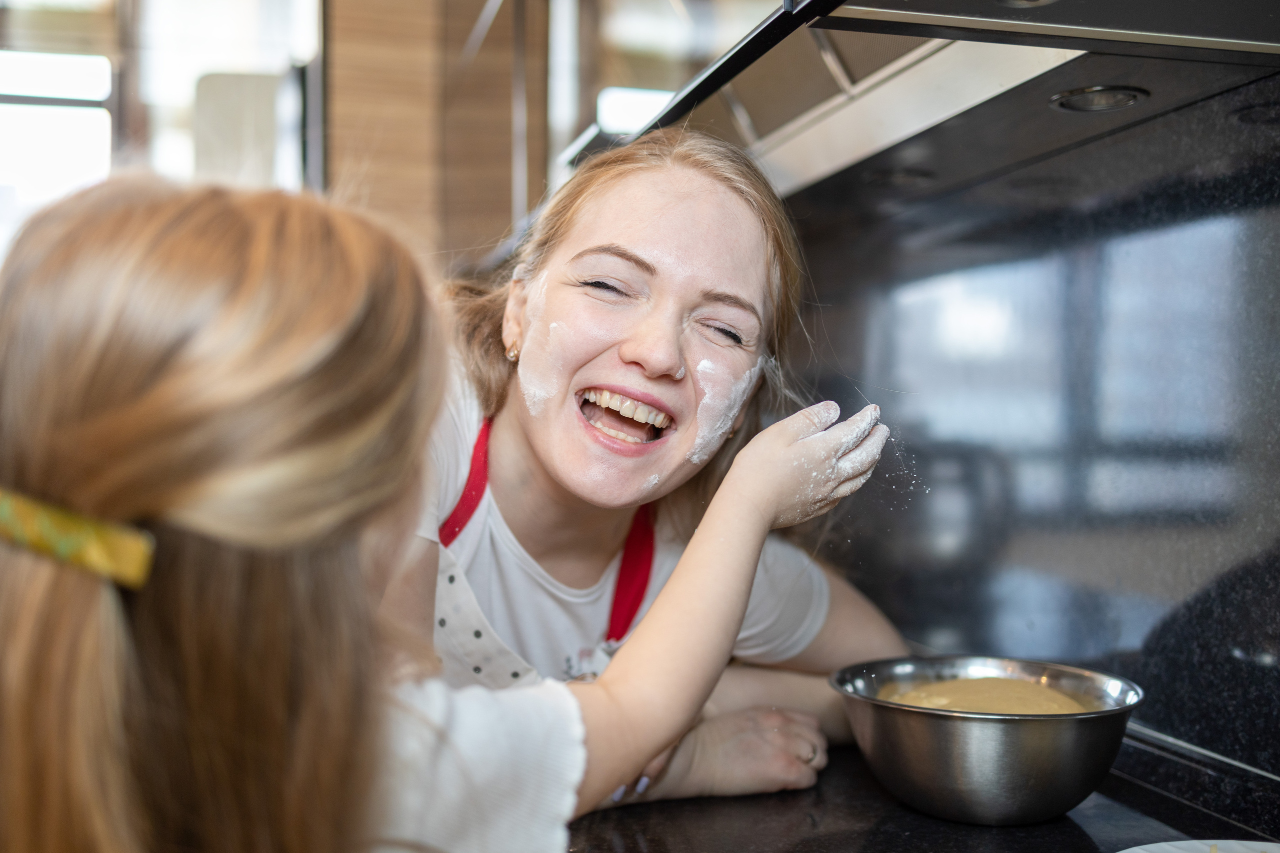 Пицца вкуснее, когда её готовят мама с дочкой. Репортажный и студийный фотограф в Москве — Софи
