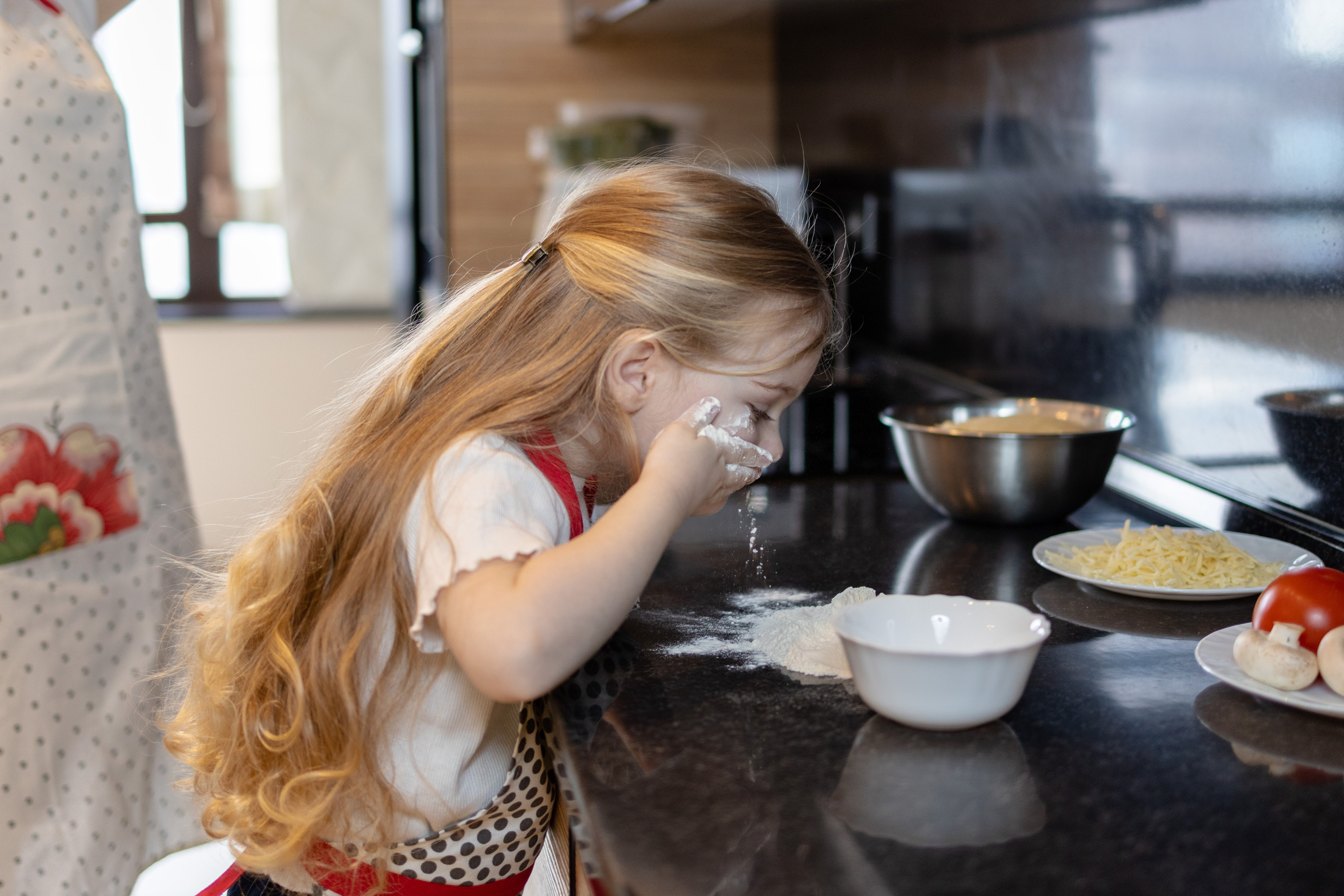 Пицца вкуснее, когда её готовят мама с дочкой. Репортажный и студийный фотограф в Москве — Софи