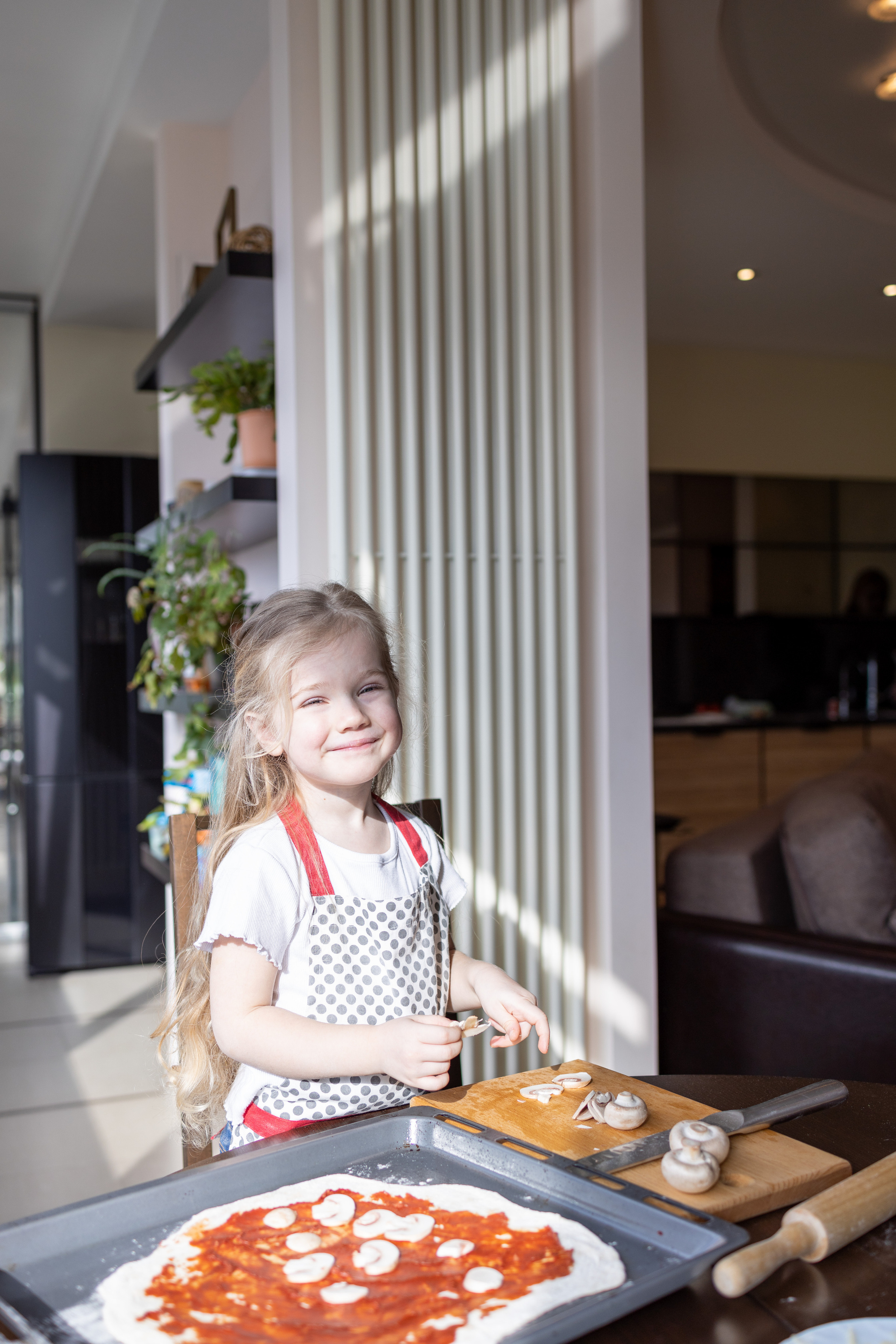 Пицца вкуснее, когда её готовят мама с дочкой. Репортажный и студийный фотограф в Москве — Софи