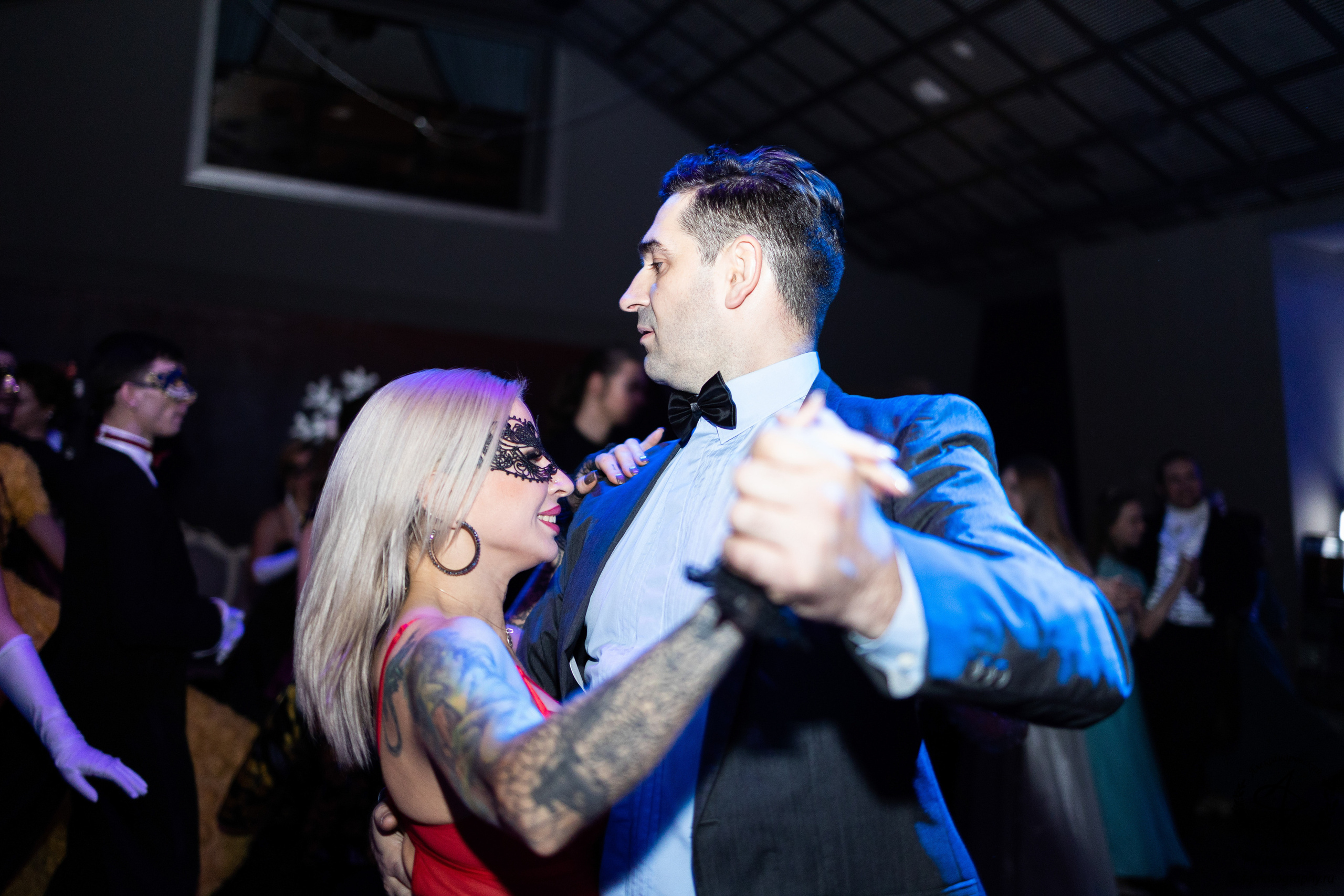 Пара танцует вальс.