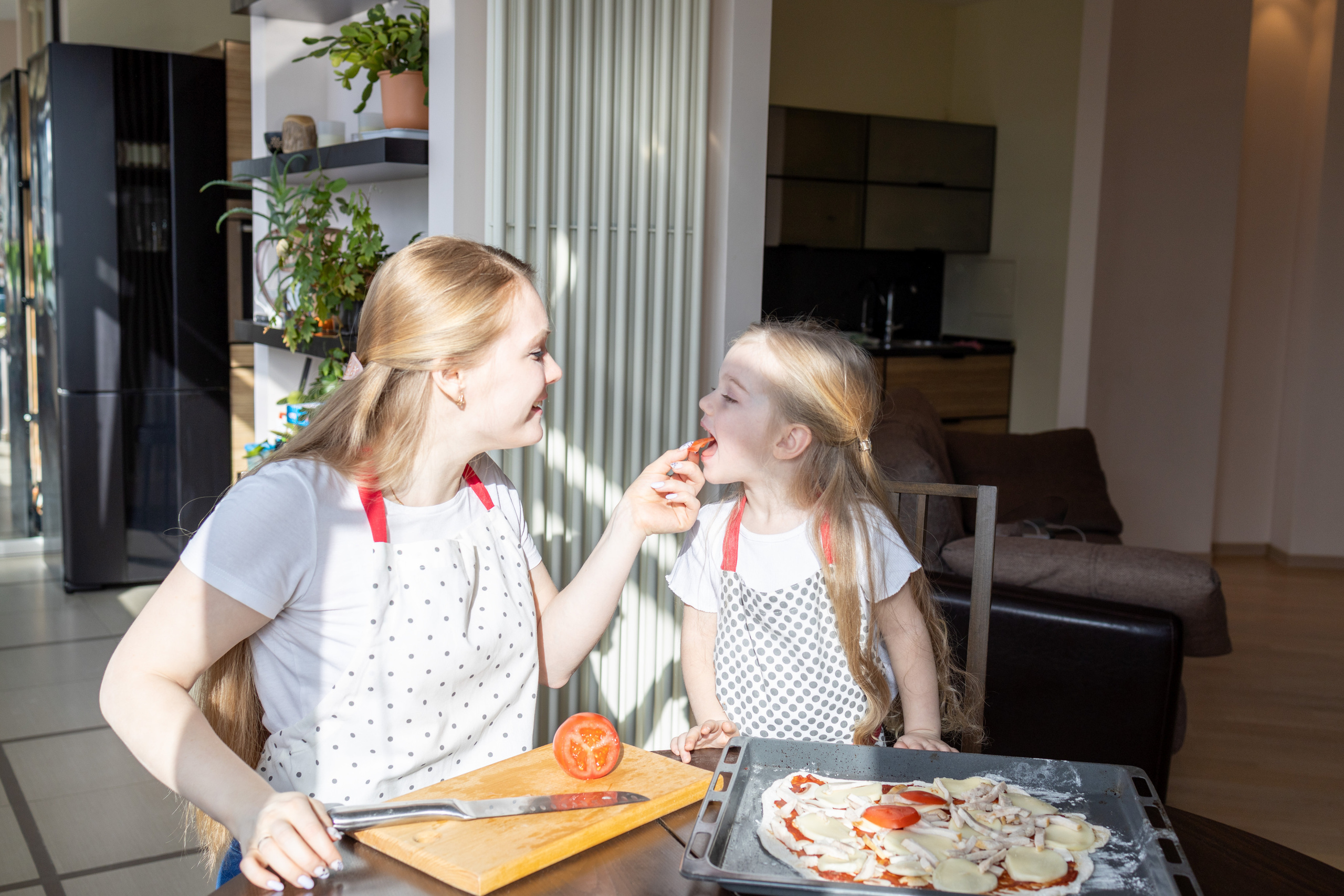 Пицца вкуснее, когда её готовят мама с дочкой. Репортажный и студийный фотограф в Москве — Софи