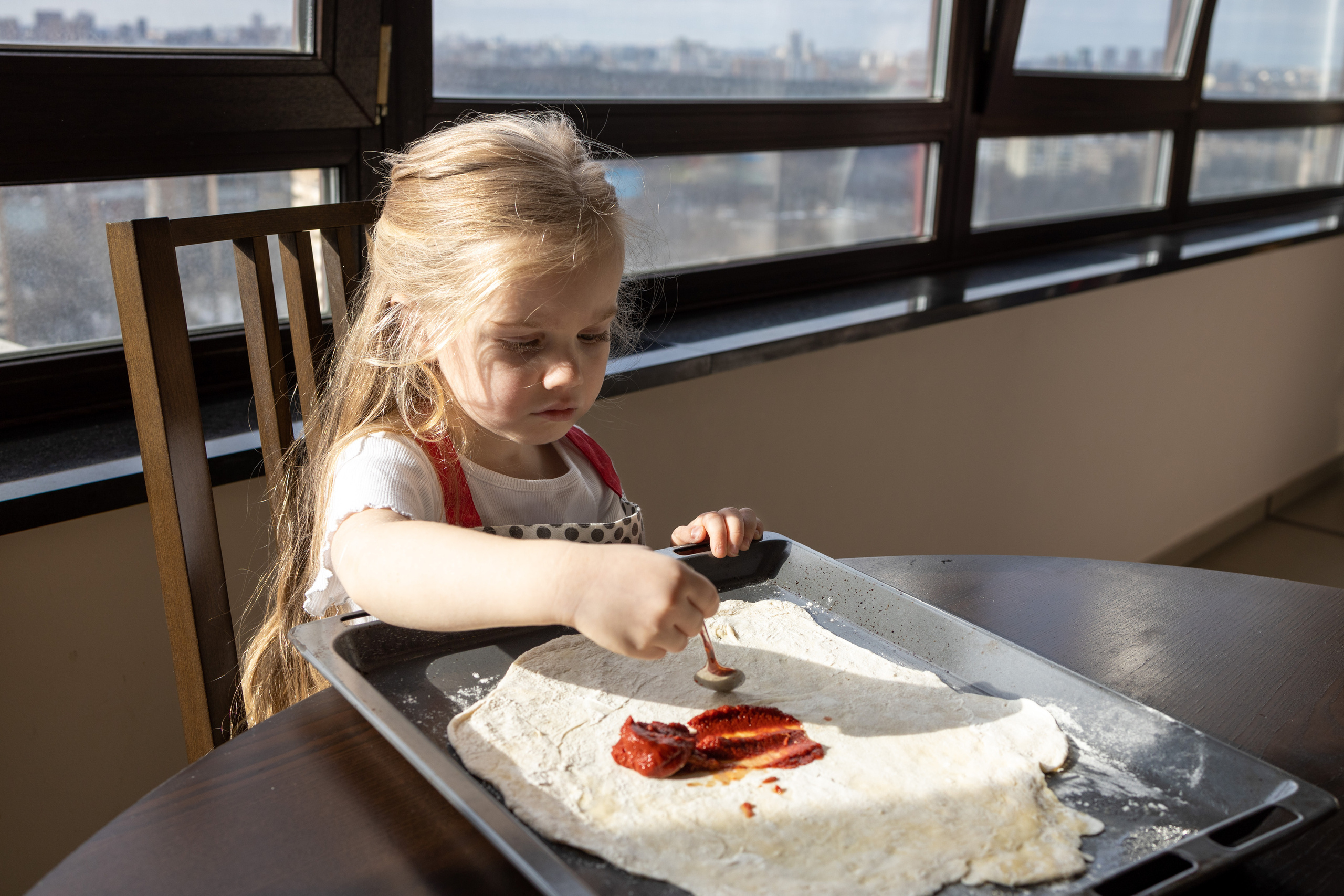 Пицца вкуснее, когда её готовят мама с дочкой. Репортажный и студийный фотограф в Москве — Софи