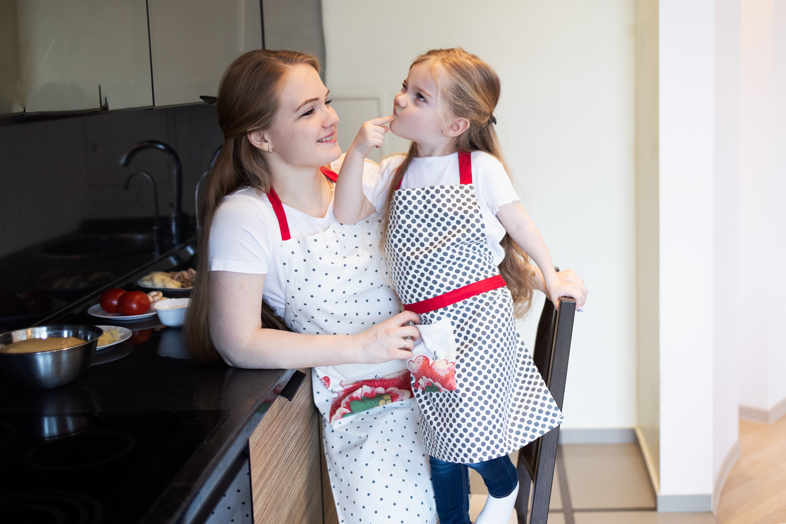 Пицца вкуснее, когда её готовят мама с дочкой. Репортажный и студийный фотограф в Москве — Софи