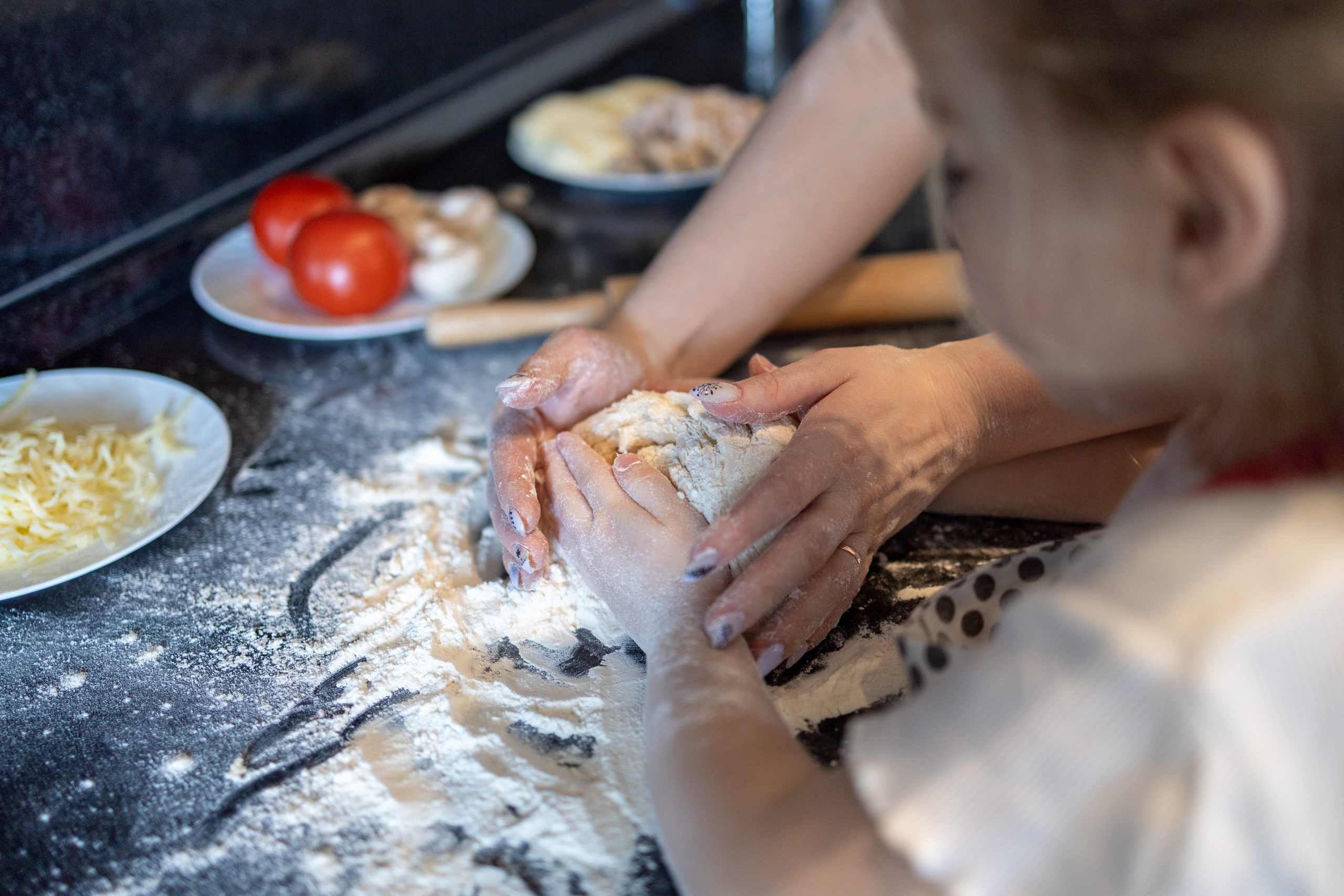 Пицца вкуснее, когда её готовят мама с дочкой. Репортажный и студийный фотограф в Москве — Софи