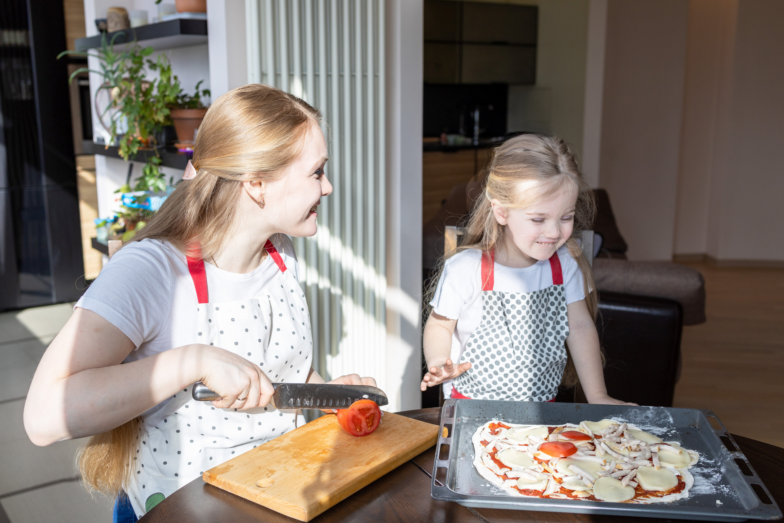 Пицца вкуснее, когда её готовят мама с дочкой. Репортажный и студийный фотограф в Москве — Софи