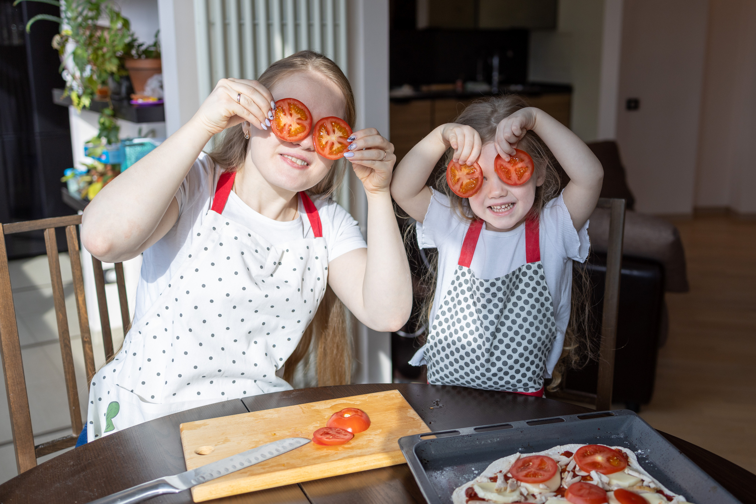 Пицца вкуснее, когда её готовят мама с дочкой. Репортажный и студийный фотограф в Москве — Софи