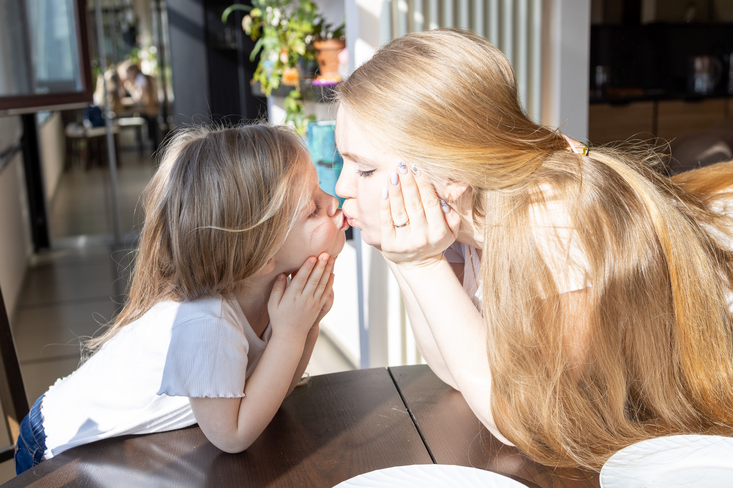 Пицца вкуснее, когда её готовят мама с дочкой. Репортажный и студийный фотограф в Москве — Софи