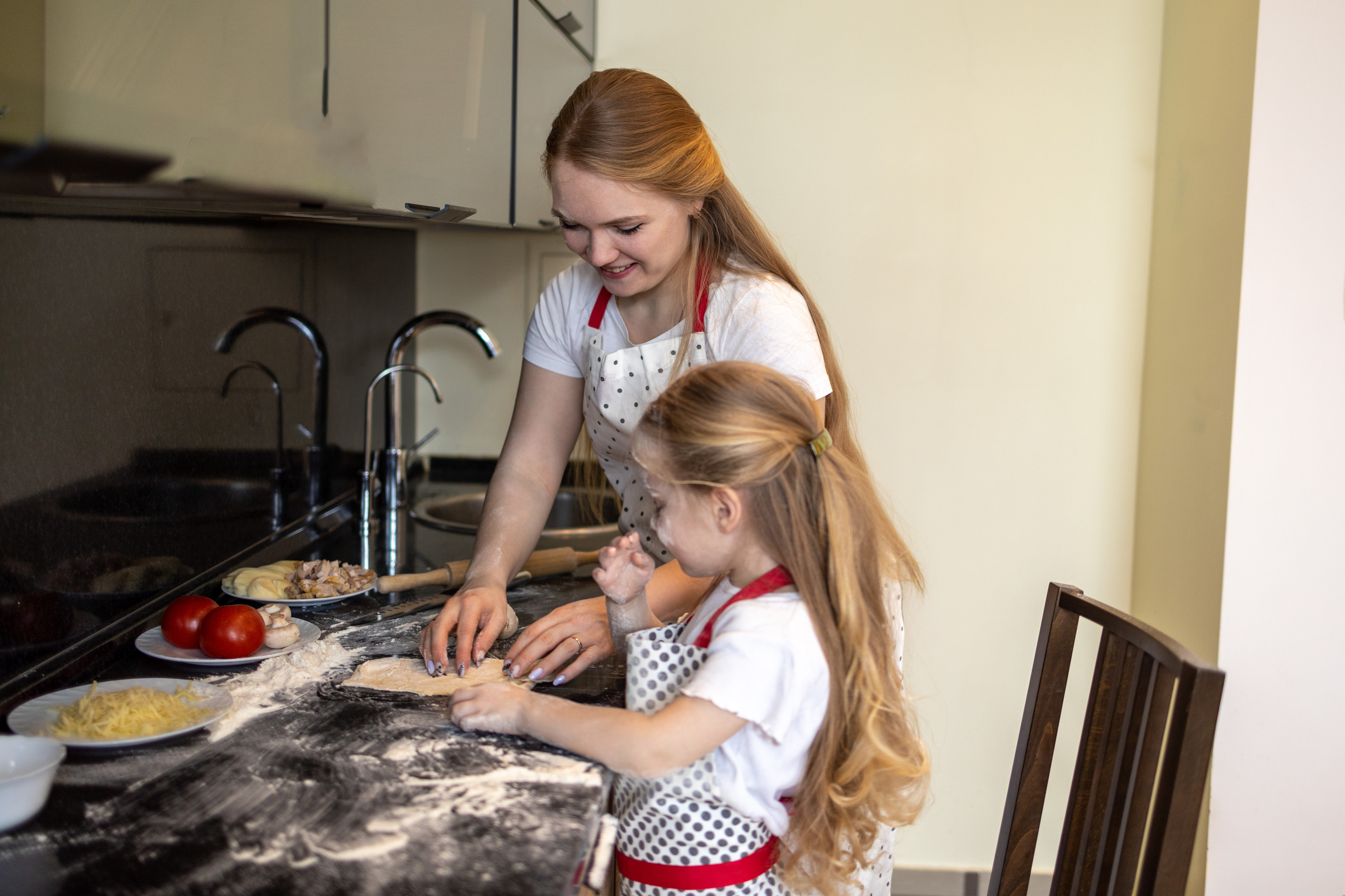Пицца вкуснее, когда её готовят мама с дочкой. Репортажный и студийный фотограф в Москве — Софи