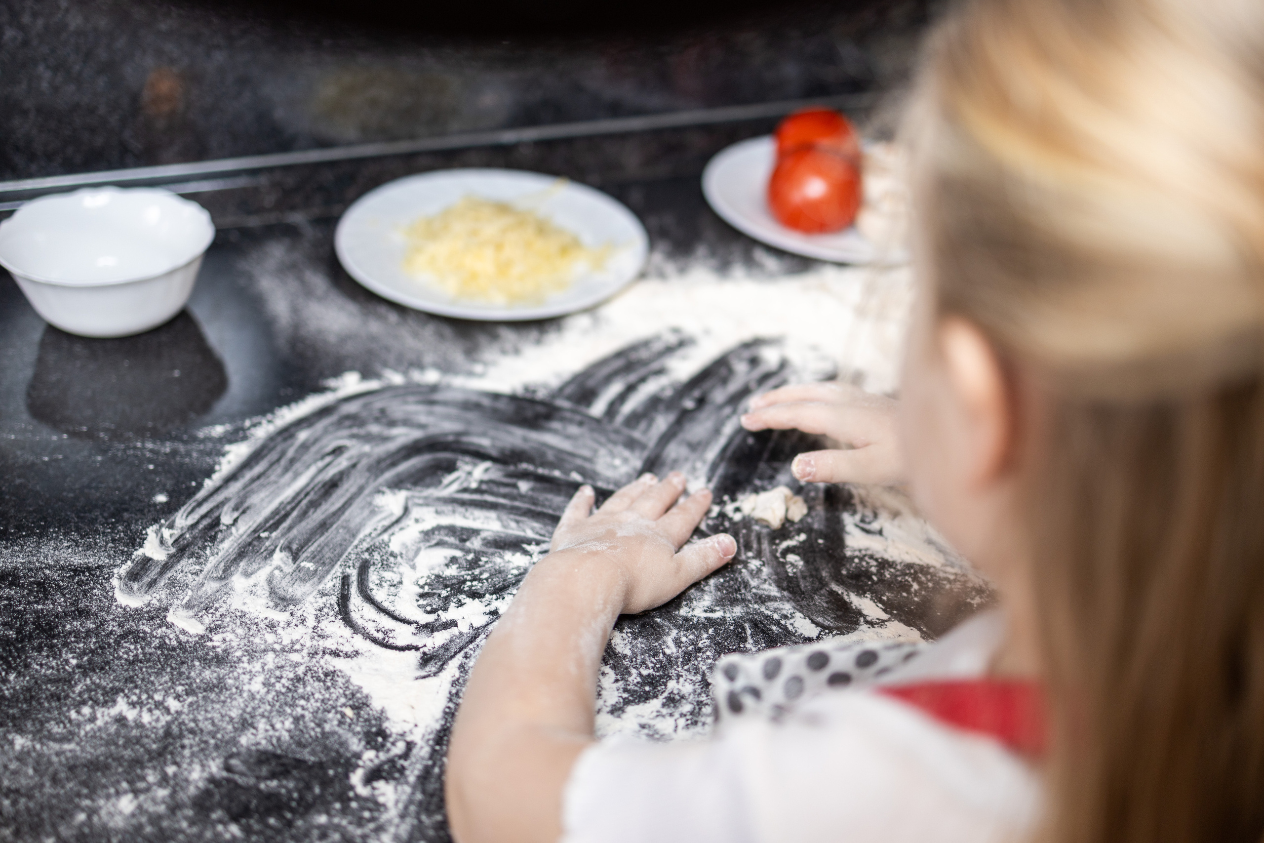 Пицца вкуснее, когда её готовят мама с дочкой. Репортажный и студийный фотограф в Москве — Софи