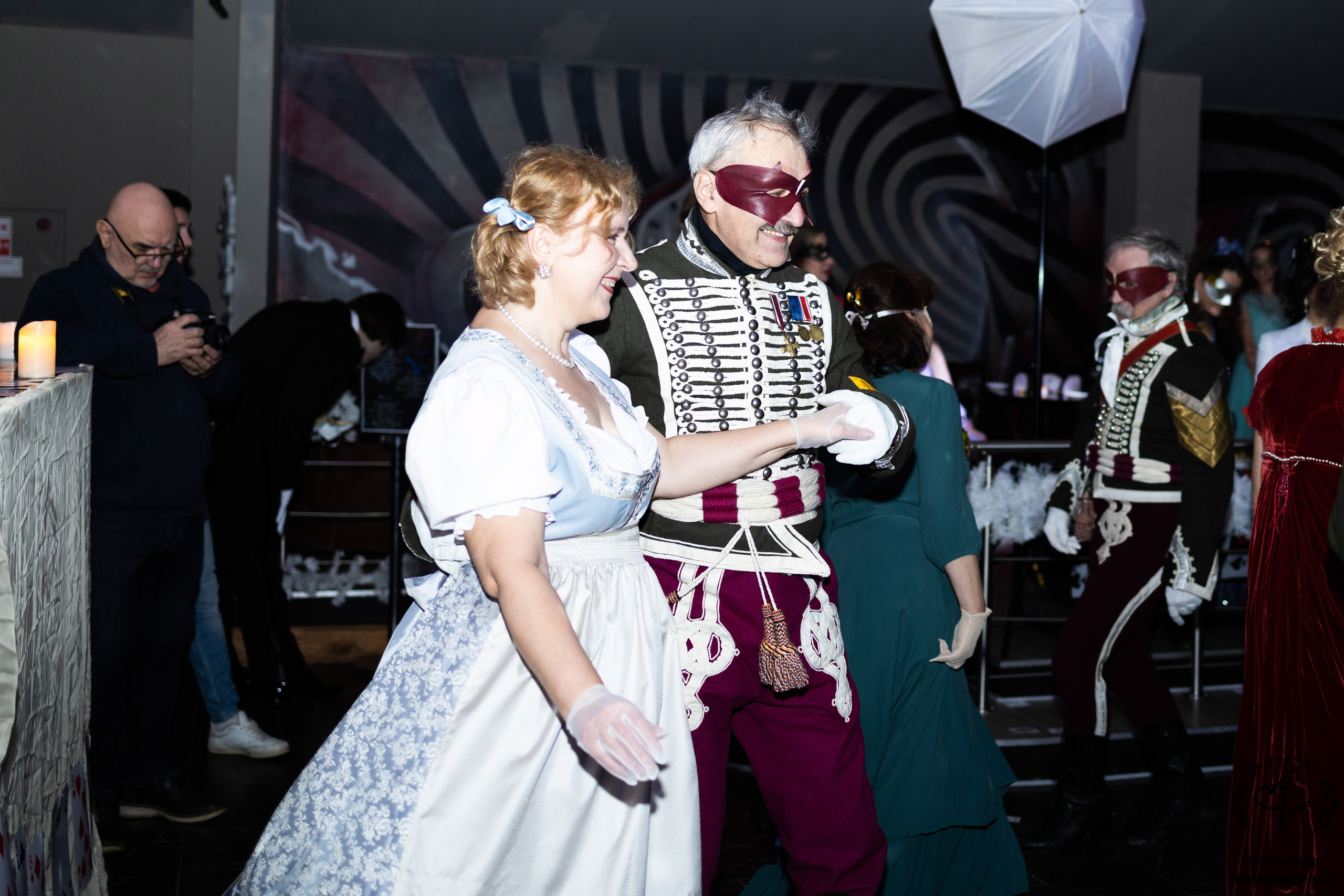 Пара танцует вальс.