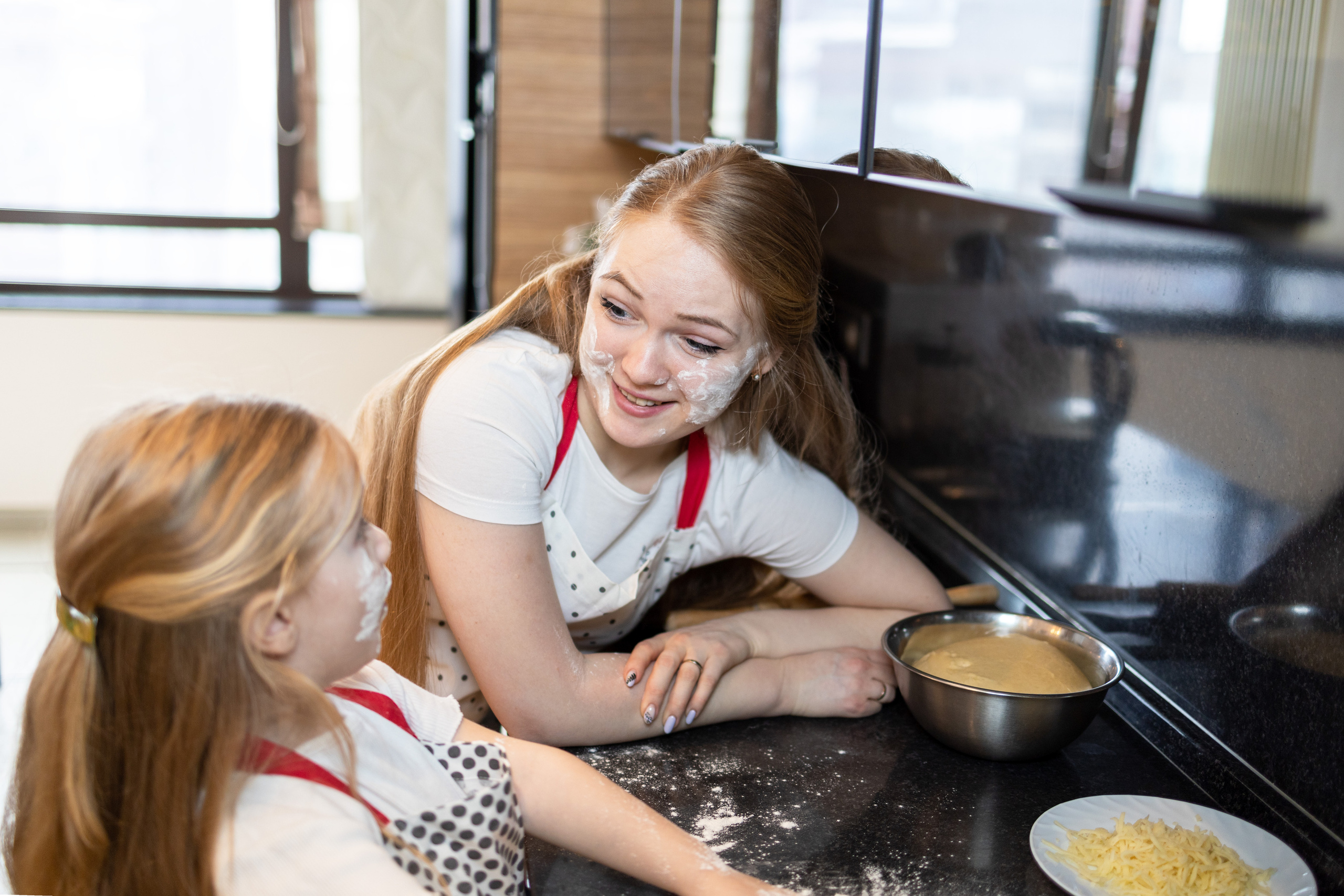 Пицца вкуснее, когда её готовят мама с дочкой. Репортажный и студийный фотограф в Москве — Софи