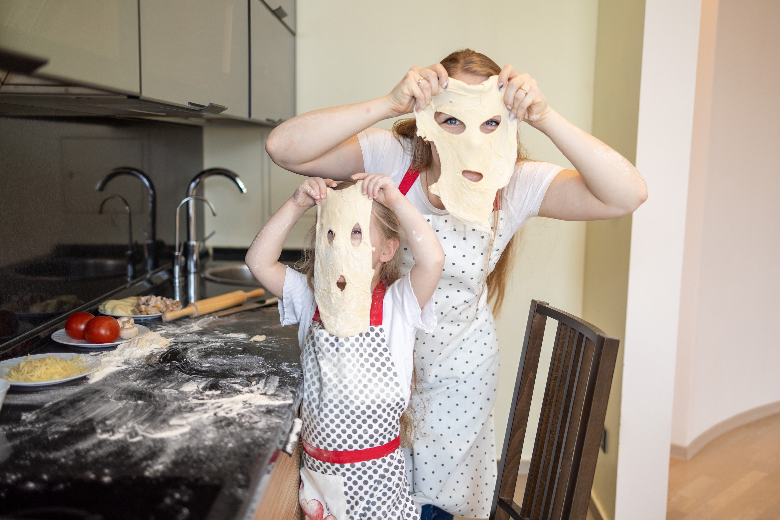 Пицца вкуснее, когда её готовят мама с дочкой. Репортажный и студийный фотограф в Москве — Софи