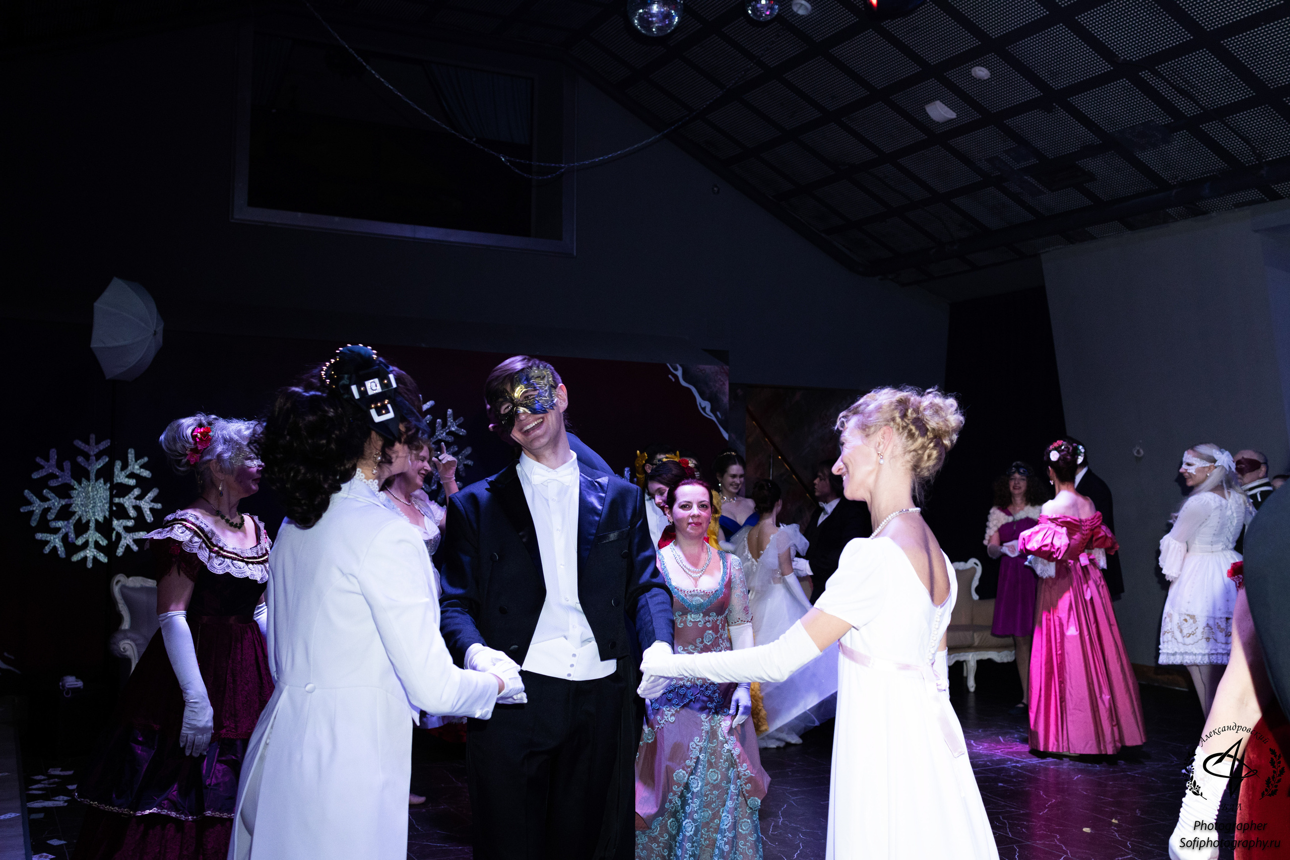 Двое девушек в ожидании танцы с кавалером.