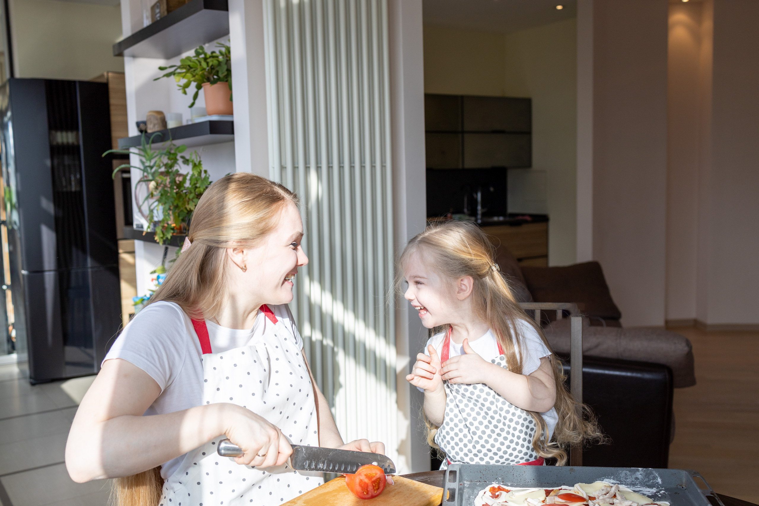 Пицца вкуснее, когда её готовят мама с дочкой. Репортажный и студийный фотограф в Москве — Софи