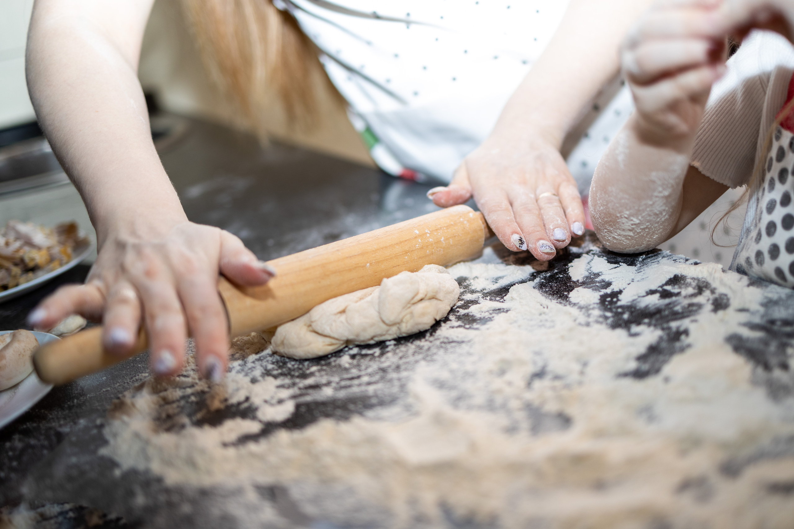 Пицца вкуснее, когда её готовят мама с дочкой. Репортажный и студийный фотограф в Москве — Софи