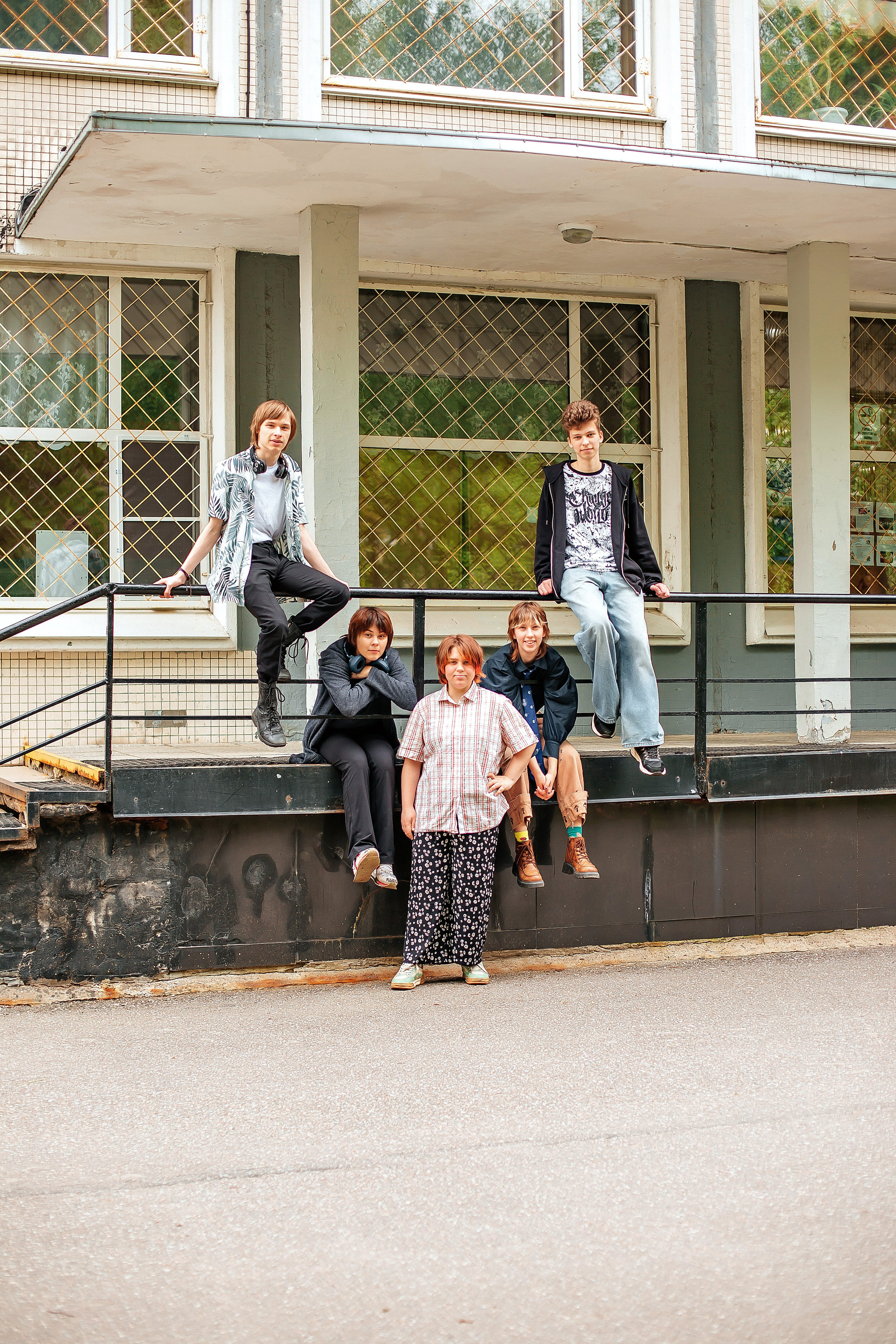 Старшеклассники, прогулка у школы. Семейный фотограф Любовь Саркеева