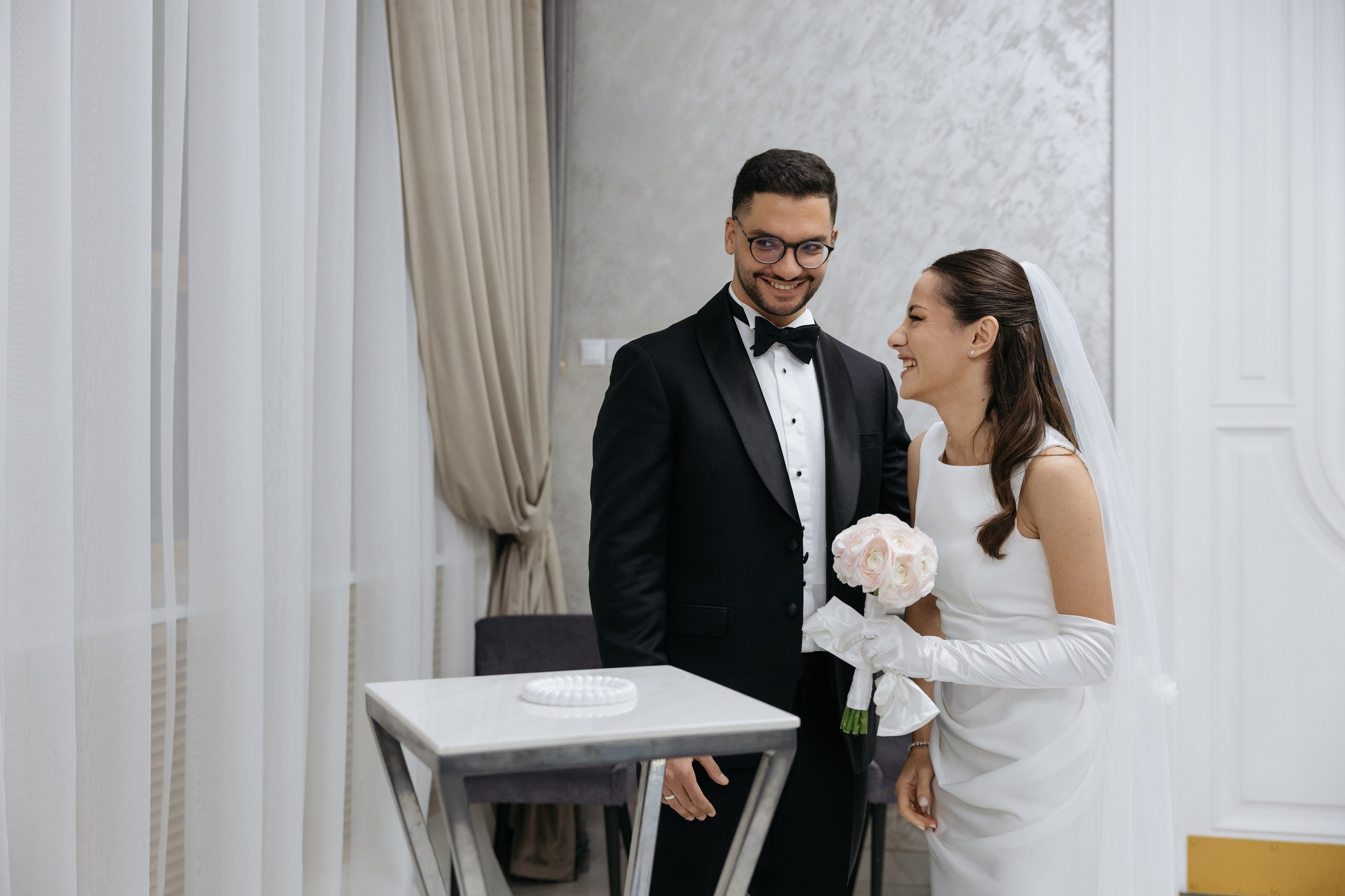 Роспись в Кутузовском ЗАГСе, фотосессия в Пушкинской библиотеке и банкет (семейный ужин) в ресторане «Кафе Пушкинъ». Свадебный фотограф в Москве Полина Лелетко