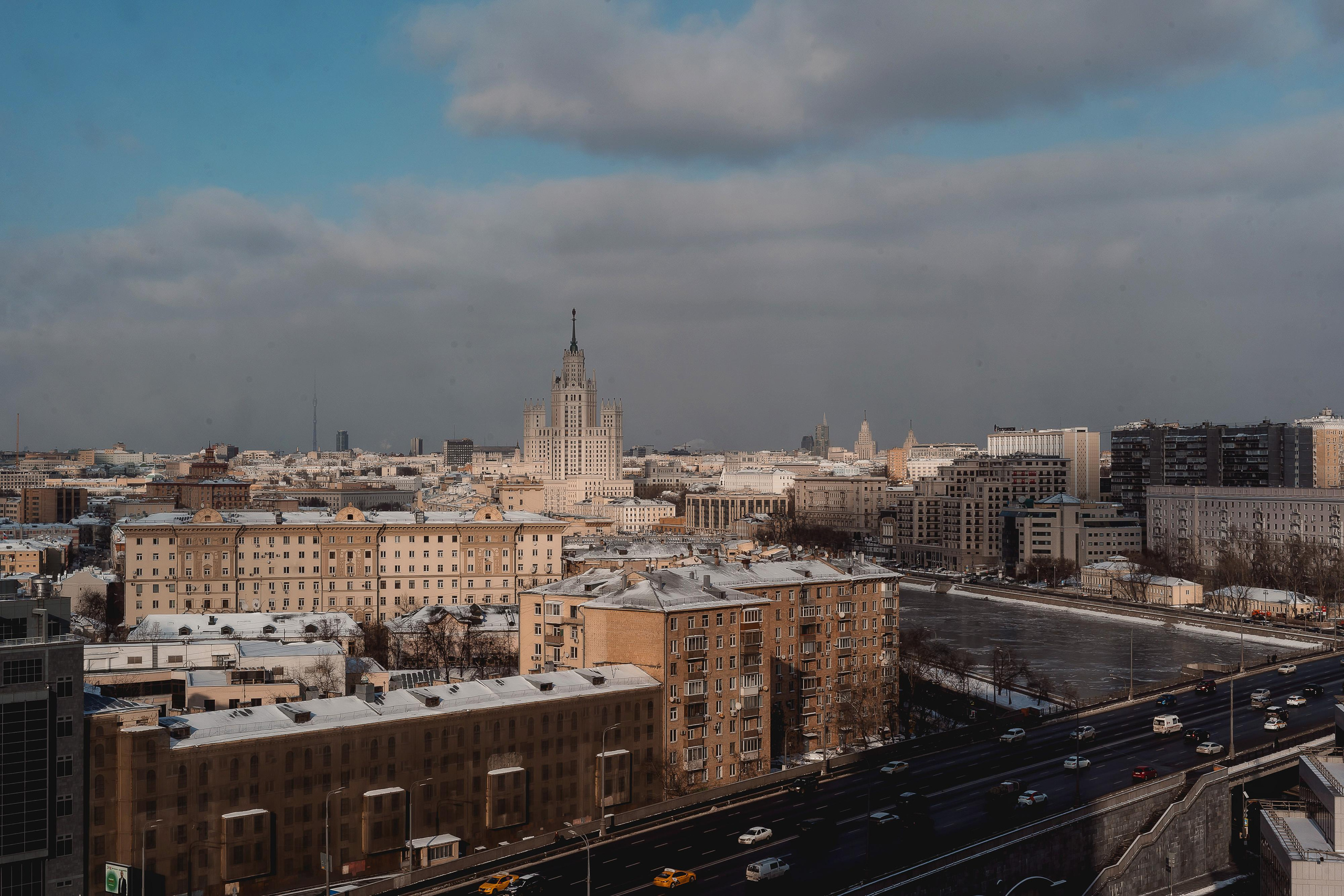 Свадебная фотосессия в Swissôtel Красные Холмы 5* для Нэлли и Ивана