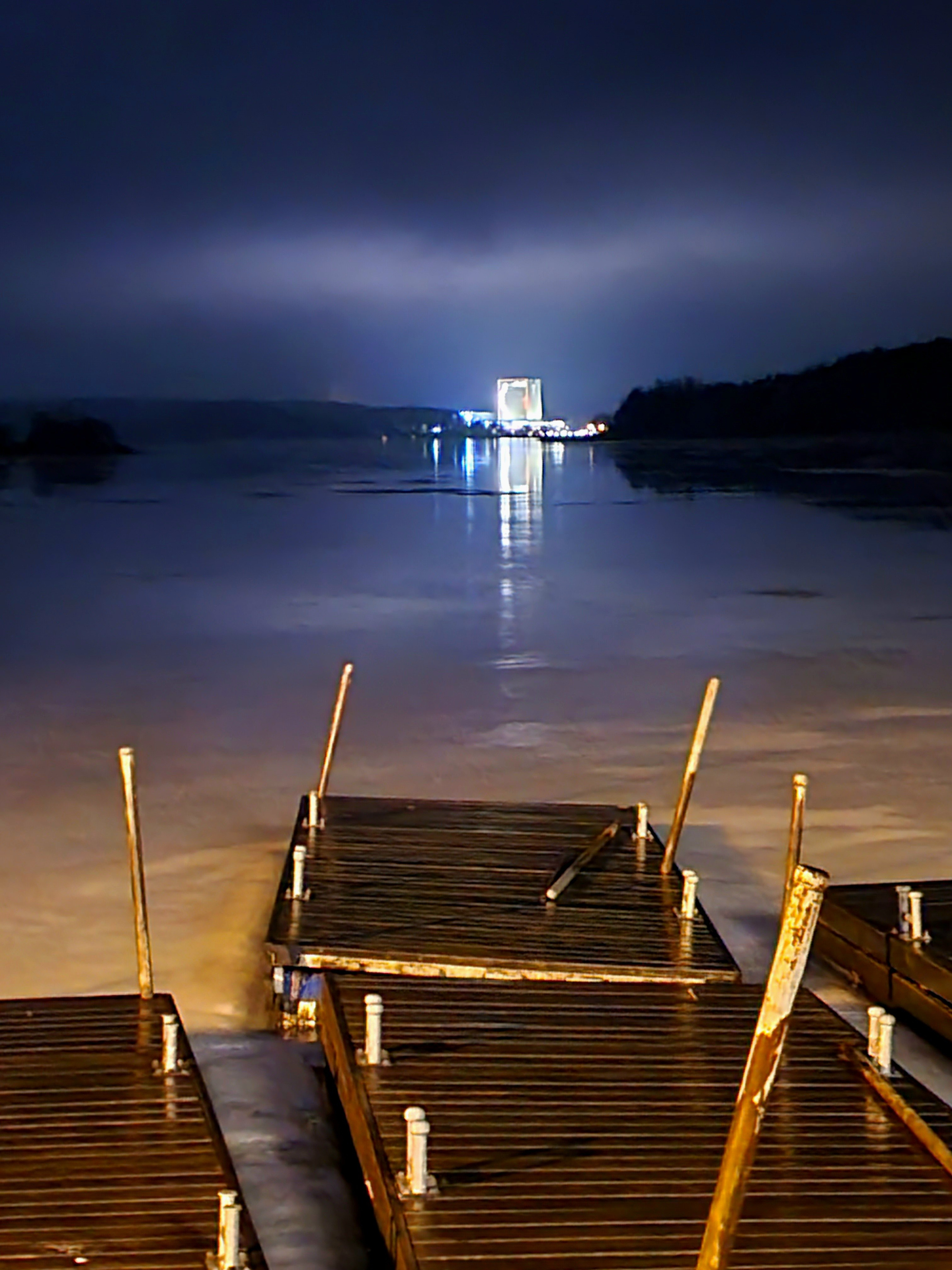 Мест в ресторанах в пятничный вечер не нашлось - поехали в любимый Робинзон клуб. На минском море тихо, уютно и красиво
