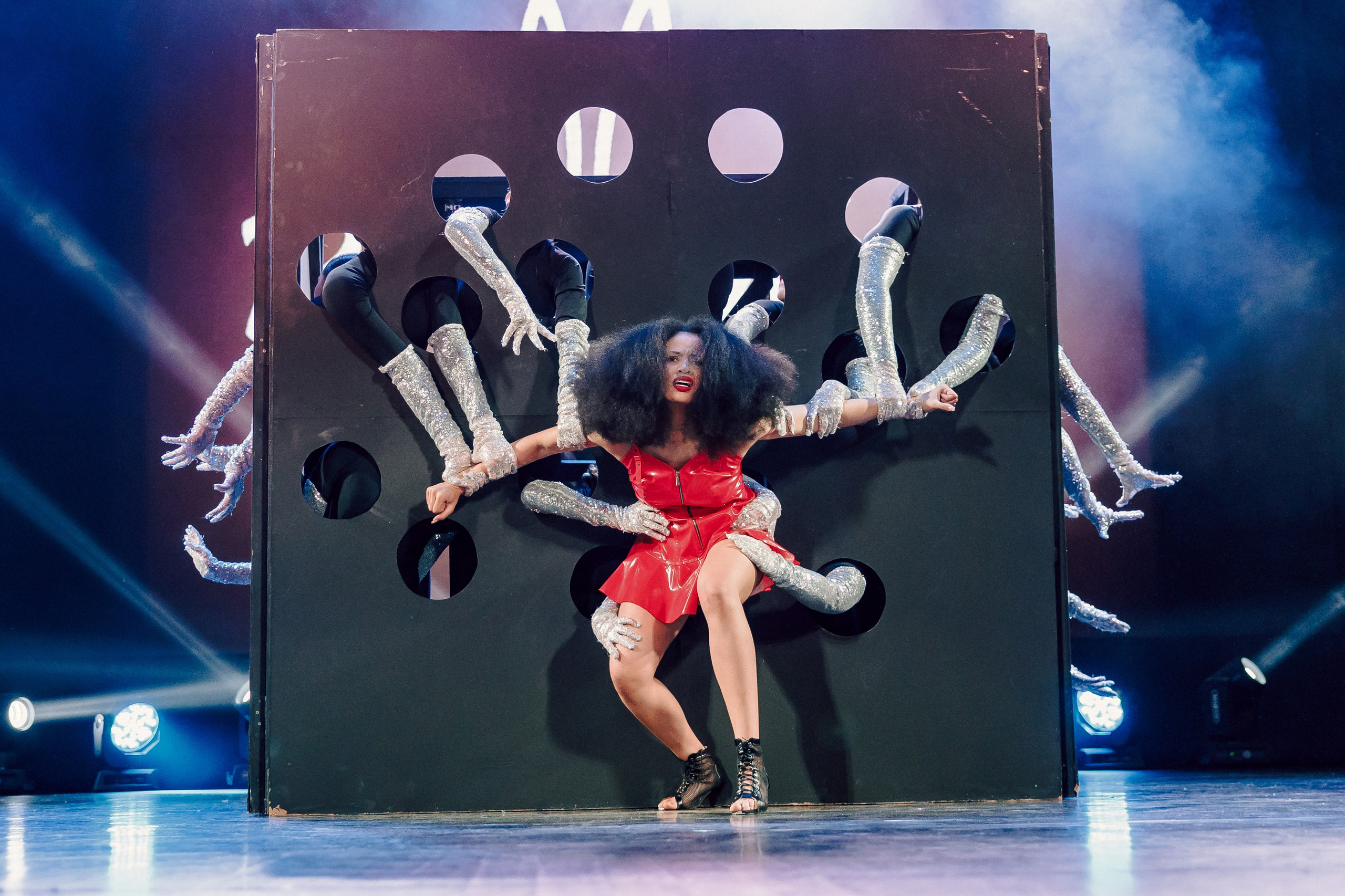 Отчётный концерт танцевальной школы «Red Rabbits» 2025. Лёшка Варзегов — фотограф