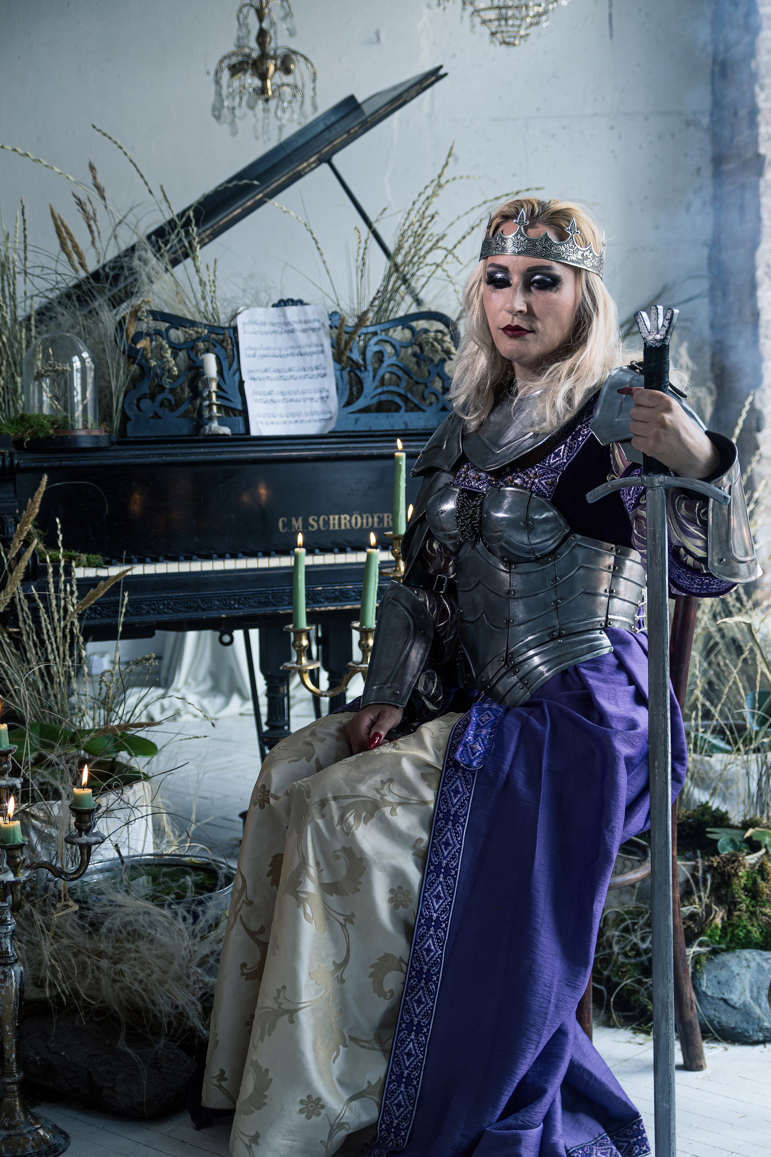 Фэнтези съёмка для моей мамы. В Ростове на Дону провёл ART съёмку для своей мамы. Надел на неё доспехи, корону и королевский макияж. Фотосессия с доспехами в Ростове.