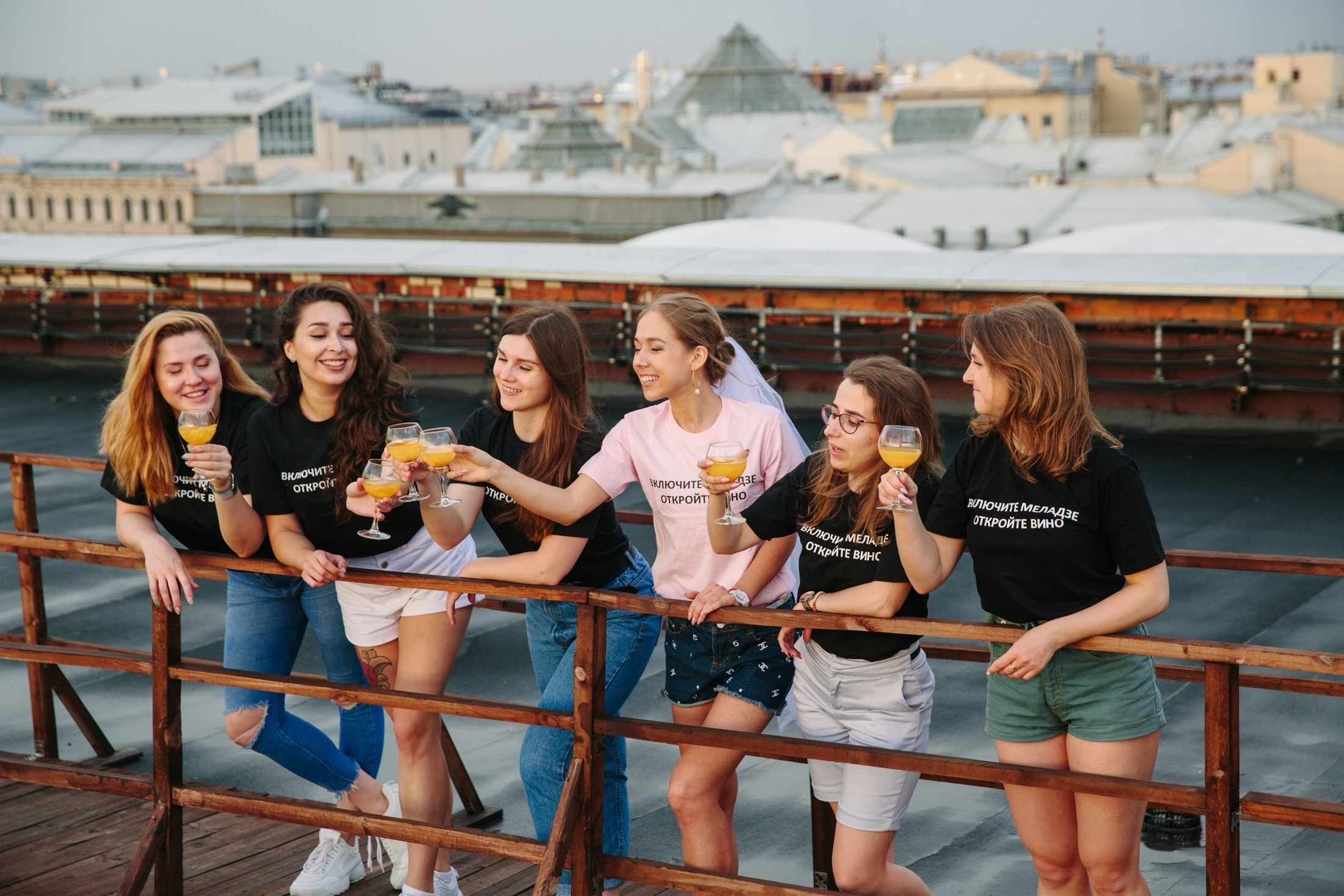Фотография Девичник на крыше Петербург  групповой портрет с подружками невесты