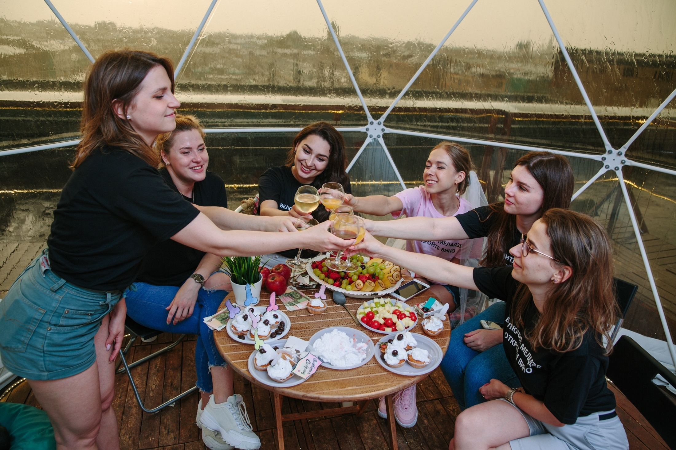 Фотография Девичник на крыше Петербург  групповой снимок с подружками невесты