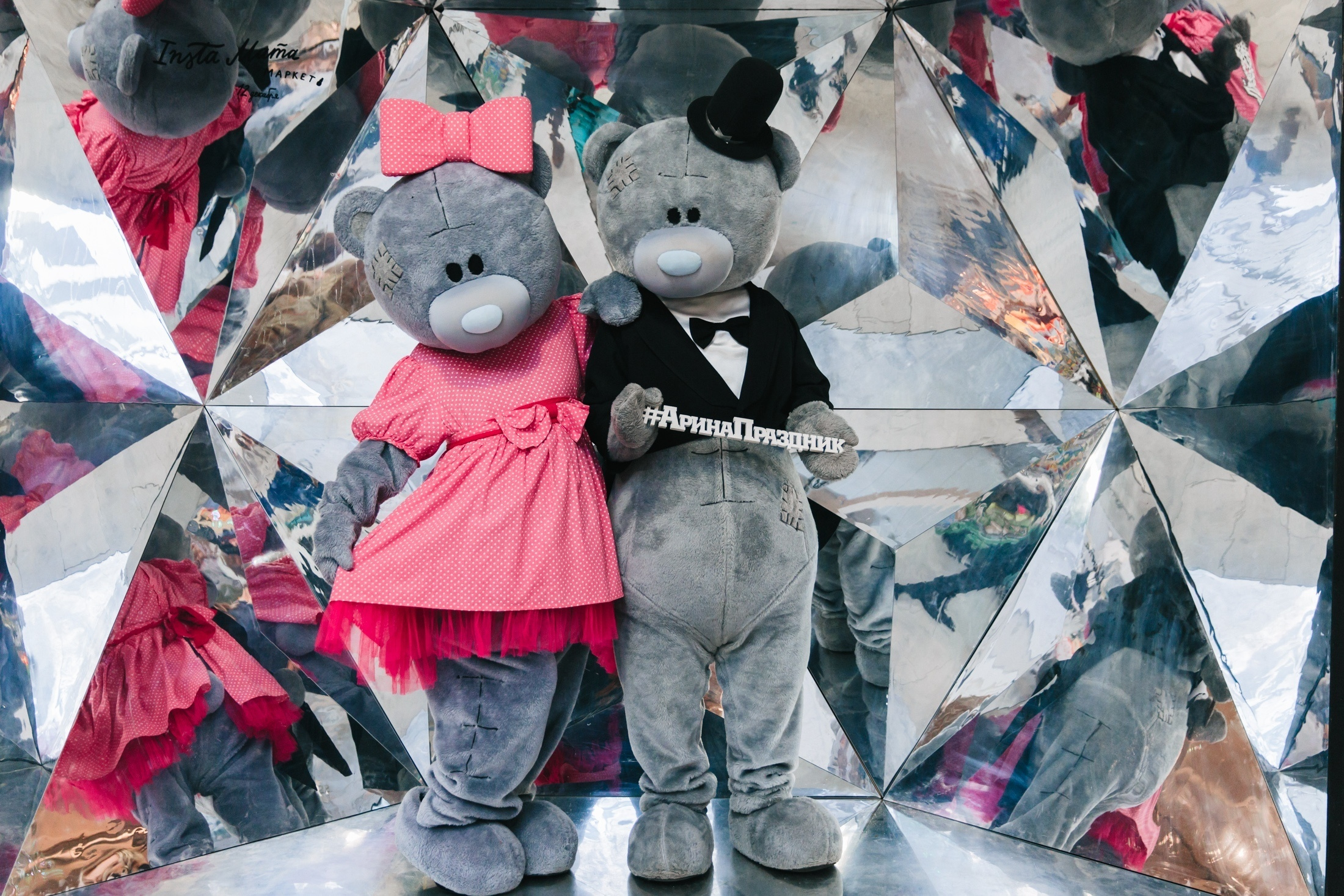 Фотография Инстамамас маркет Ткачи выставка товаров для мам и детей ростовые куклы мишки Тедди