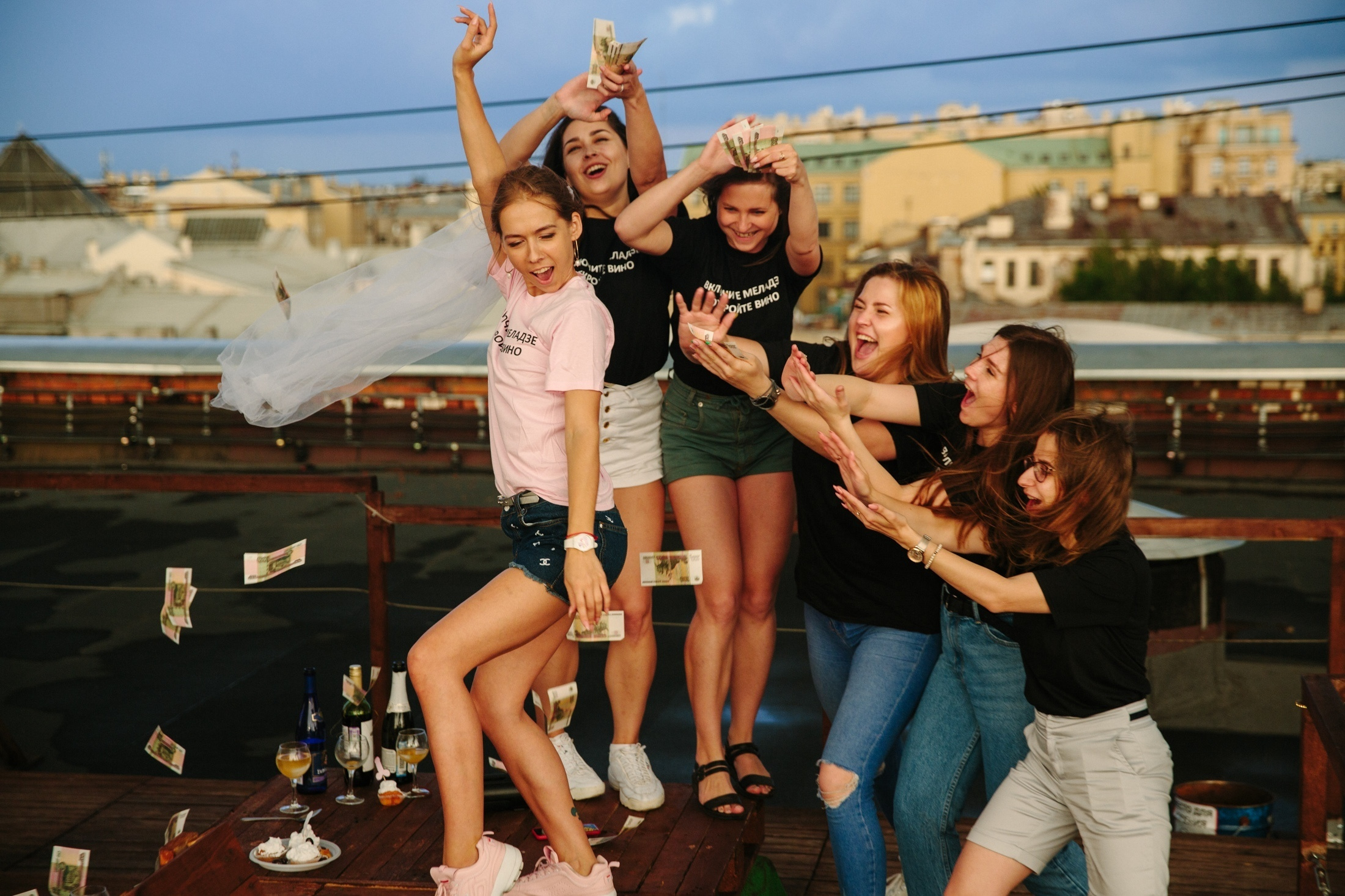 Фотография Девичник на крыше Петербург  групповой снимок с подружками невесты