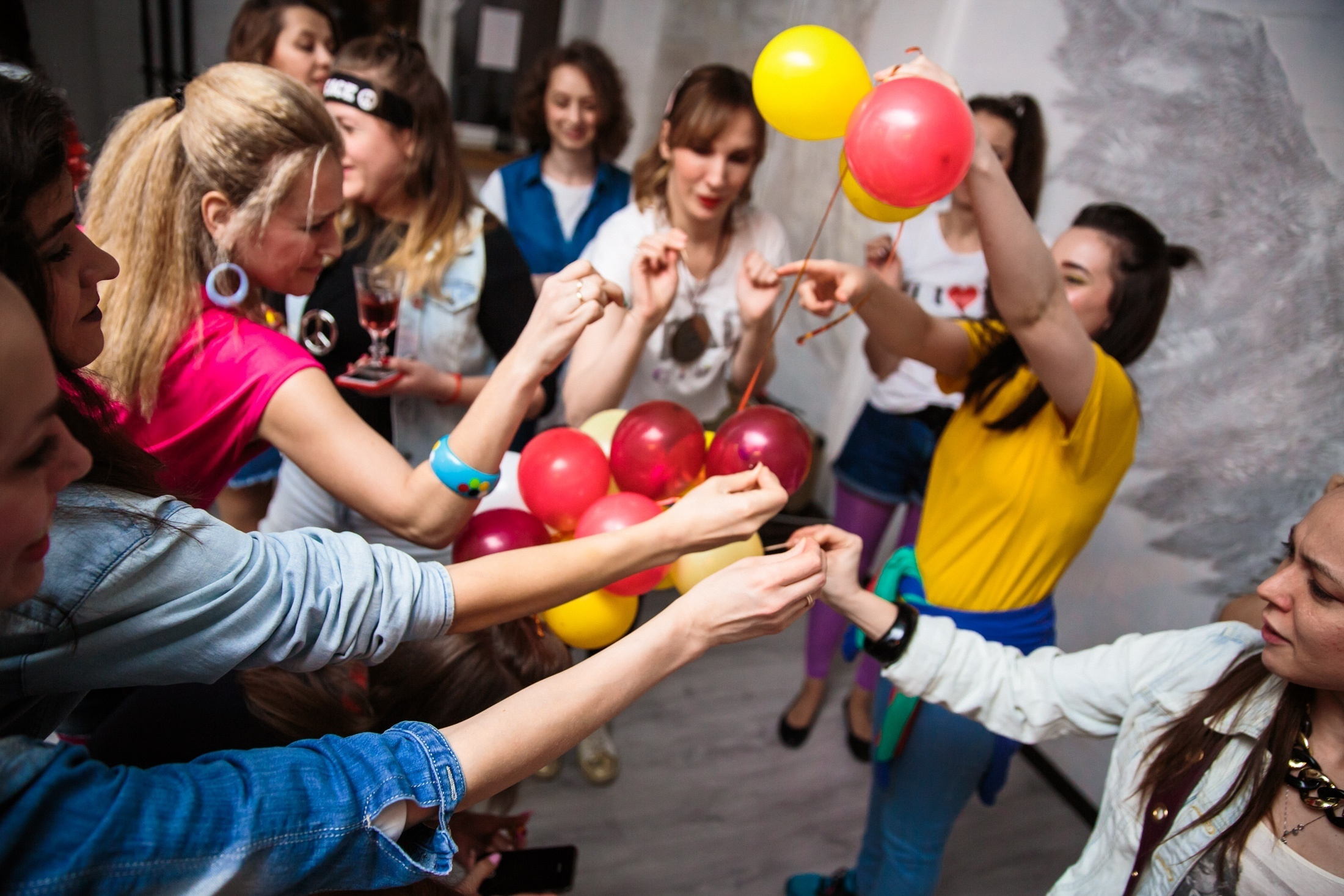 Фотография девичник вечеринка 90х годов фотозона с шарами