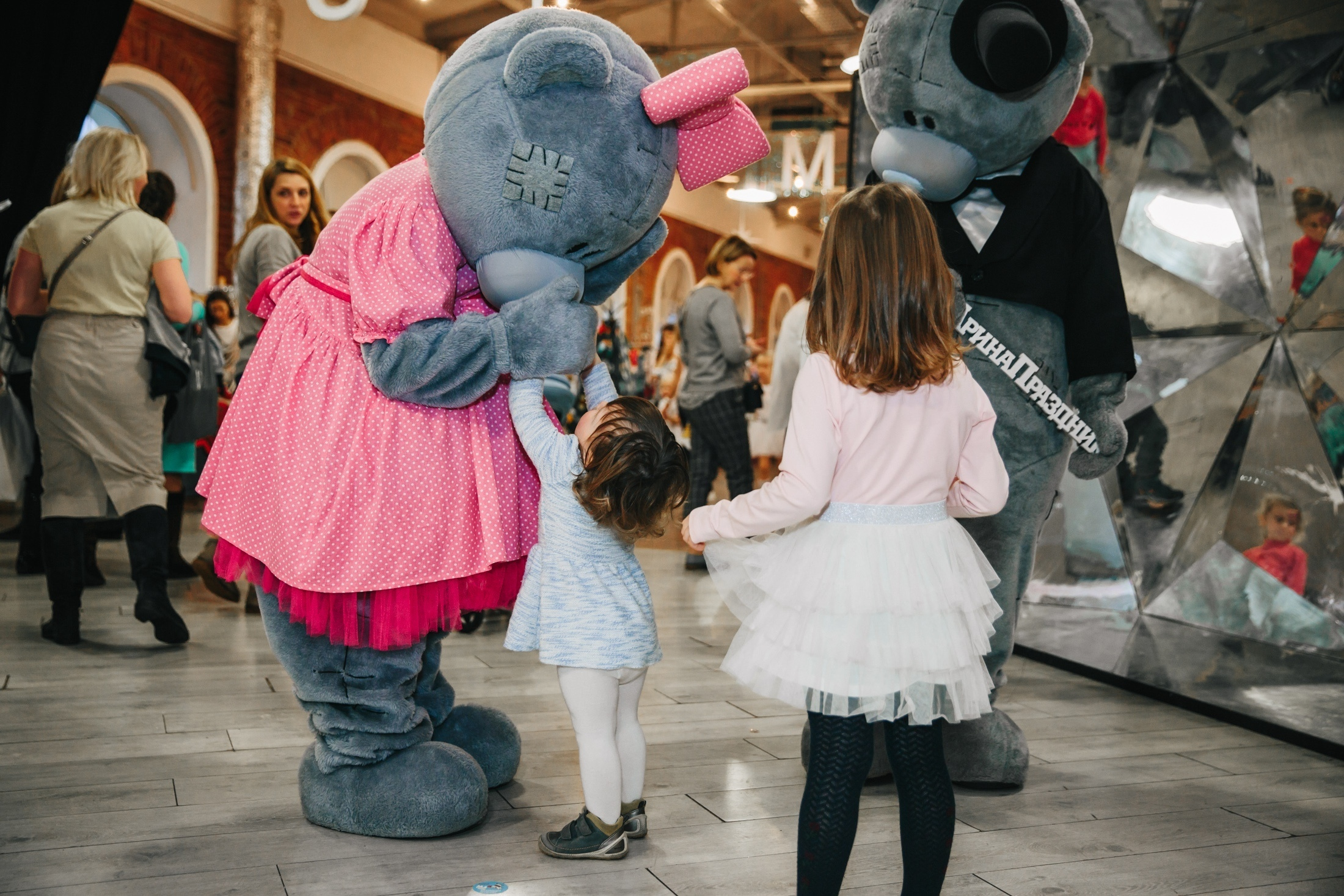 Фотография Инстамамас маркет Ткачи выставка товаров для мам и детей ростовые куклы мишки Тедди