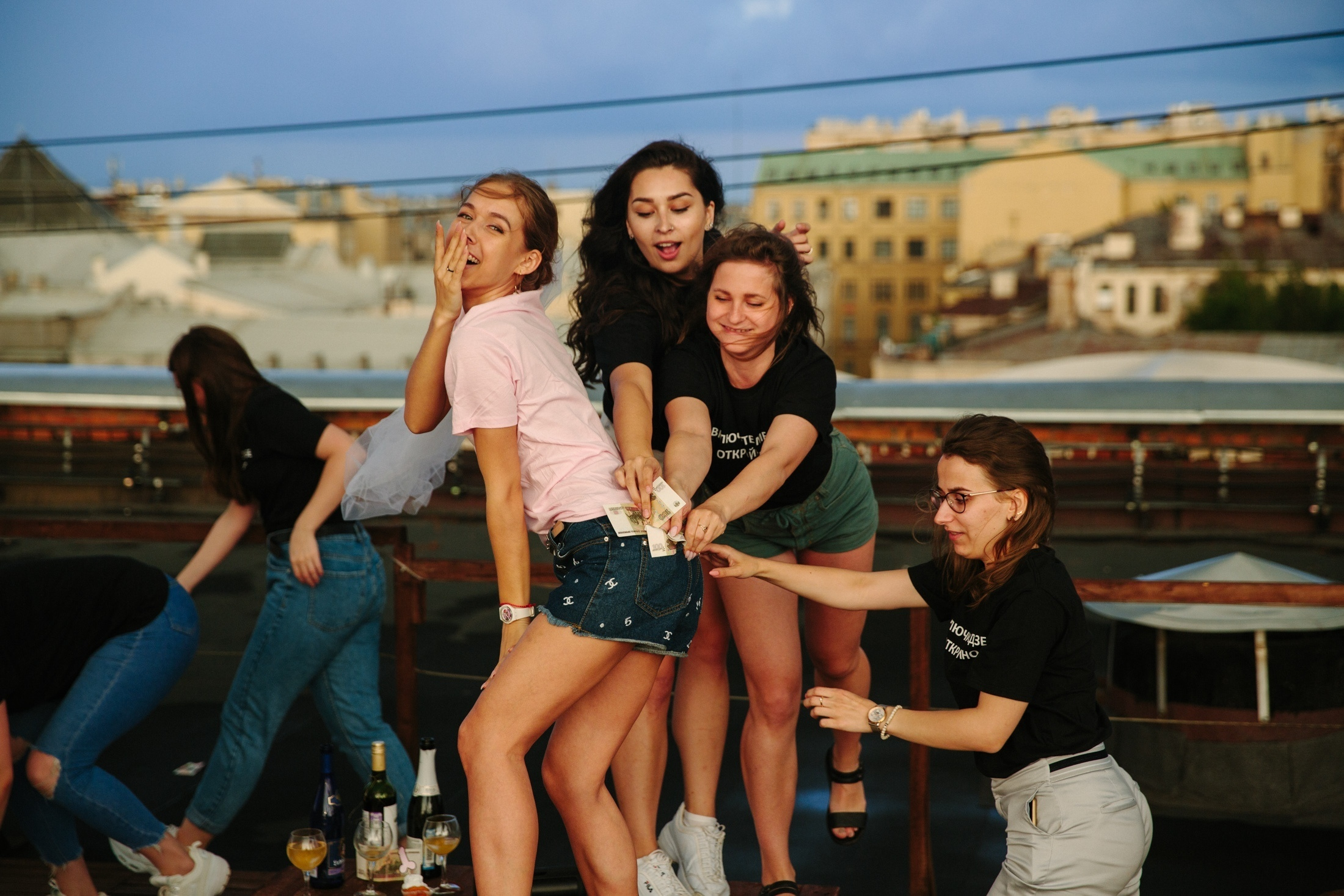 Фотография Девичник на крыше Петербург  групповой снимок с подружками невесты