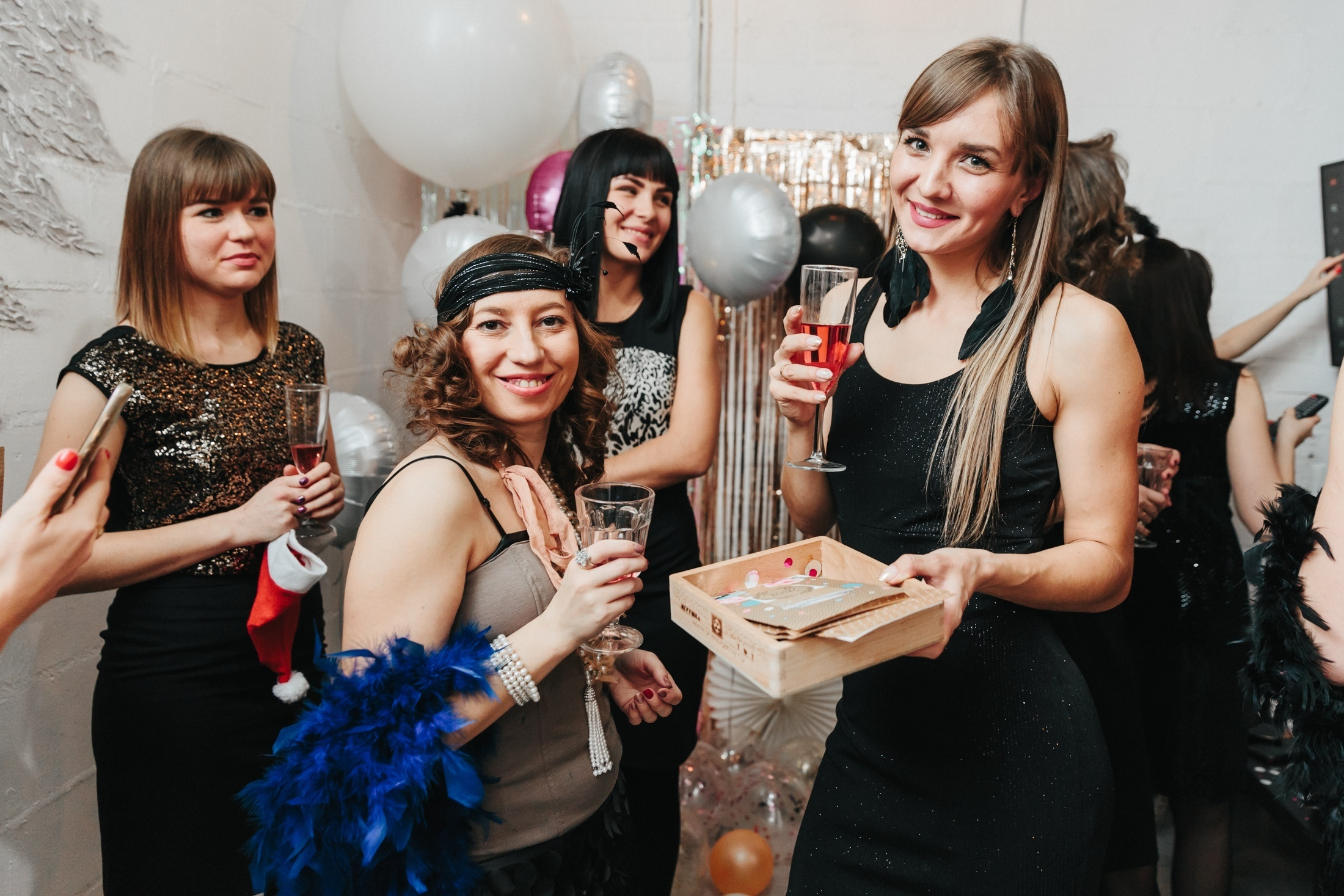 Фотография девичник вечеринка чикаго 20-х годов фотозона с шарами