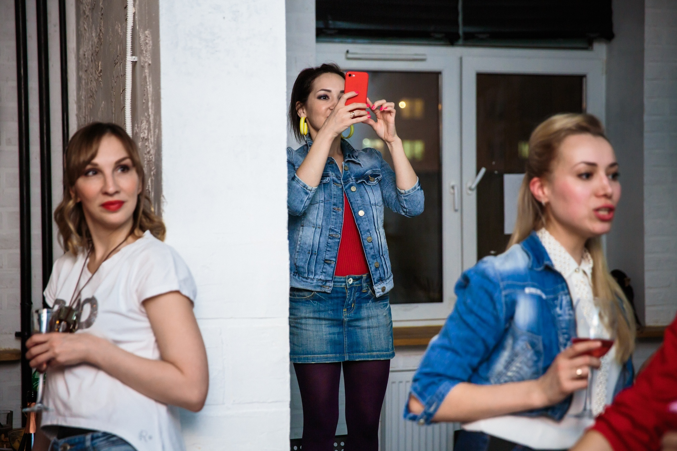 Фотография девичник вечеринка 90х годов фотозона с шарами