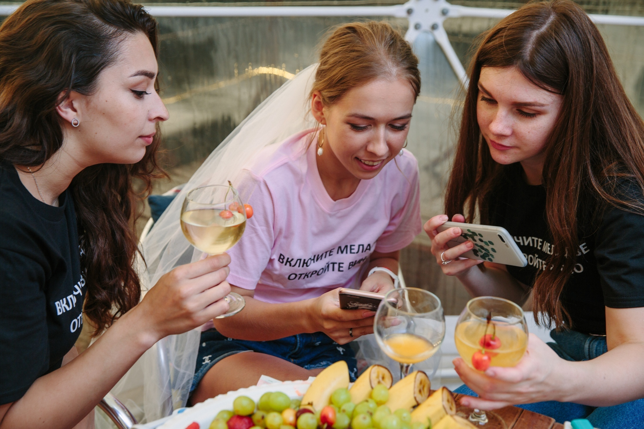 Фотография Девичник на крыше Петербург  групповой снимок с подружками невесты