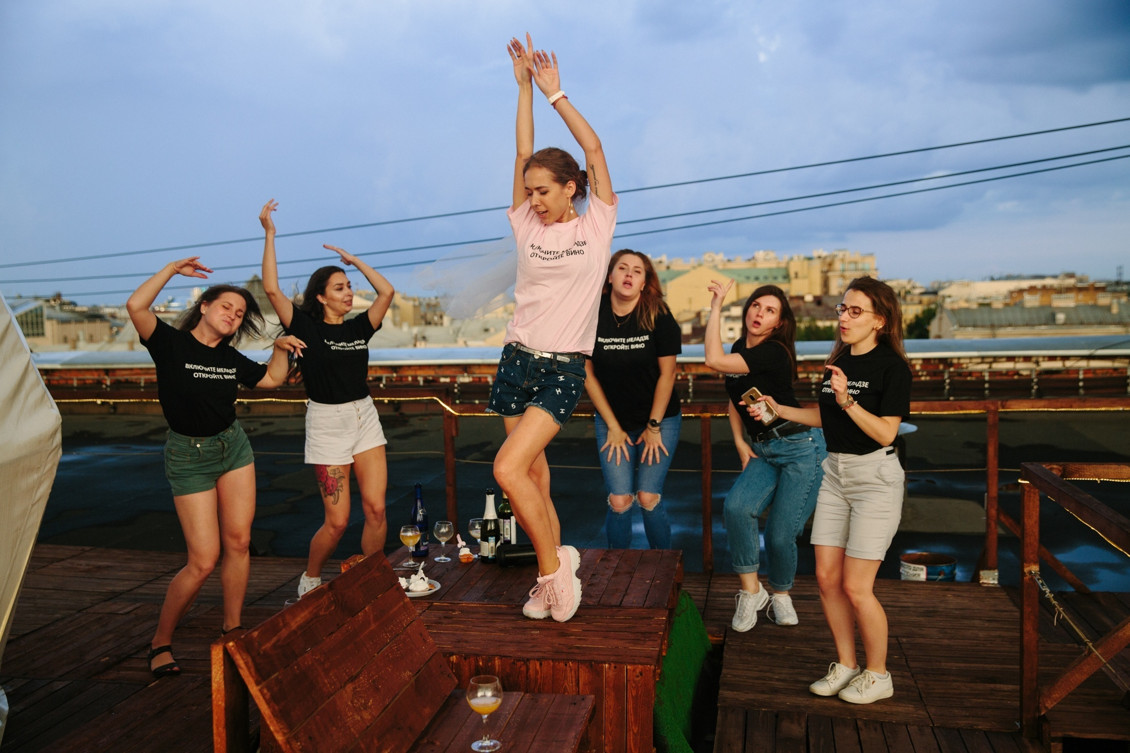 Фотография Девичник на крыше Петербург  групповой снимок с подружками невесты