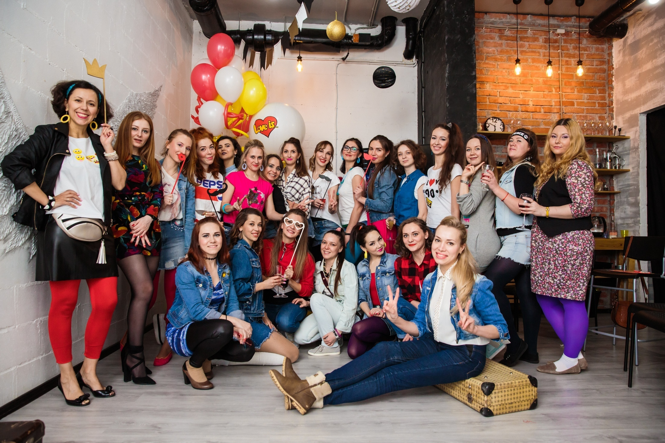 Фотография девичник вечеринка 90х годов фотозона с шарами