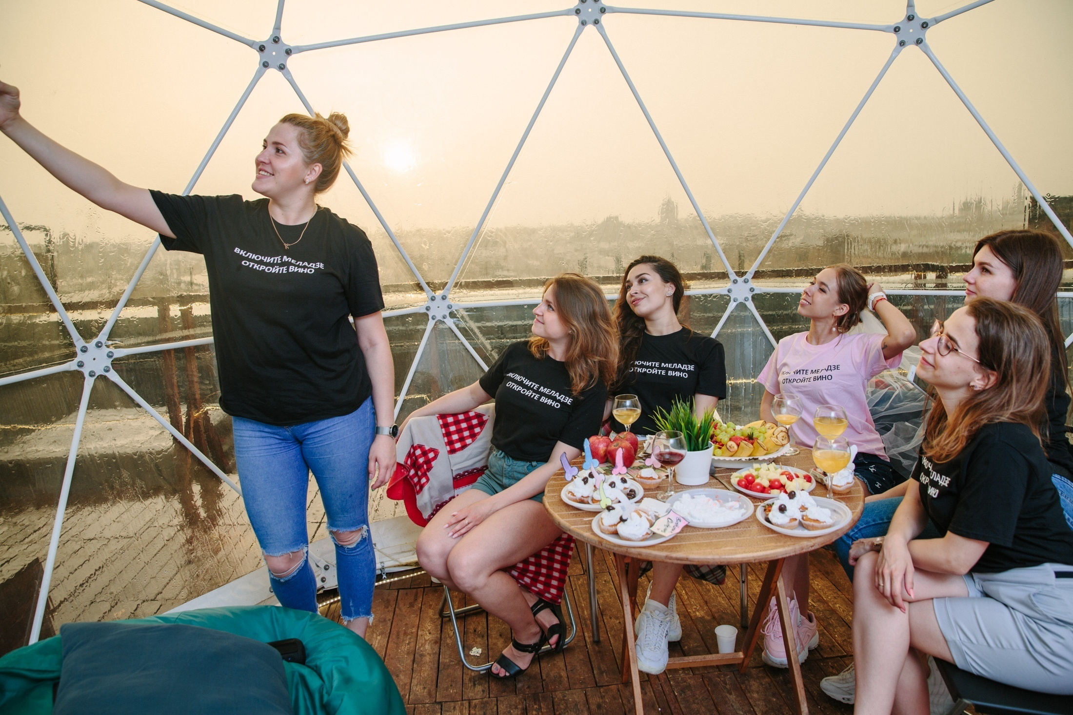 Фотография Девичник на крыше Петербург  групповой снимок с подружками невесты