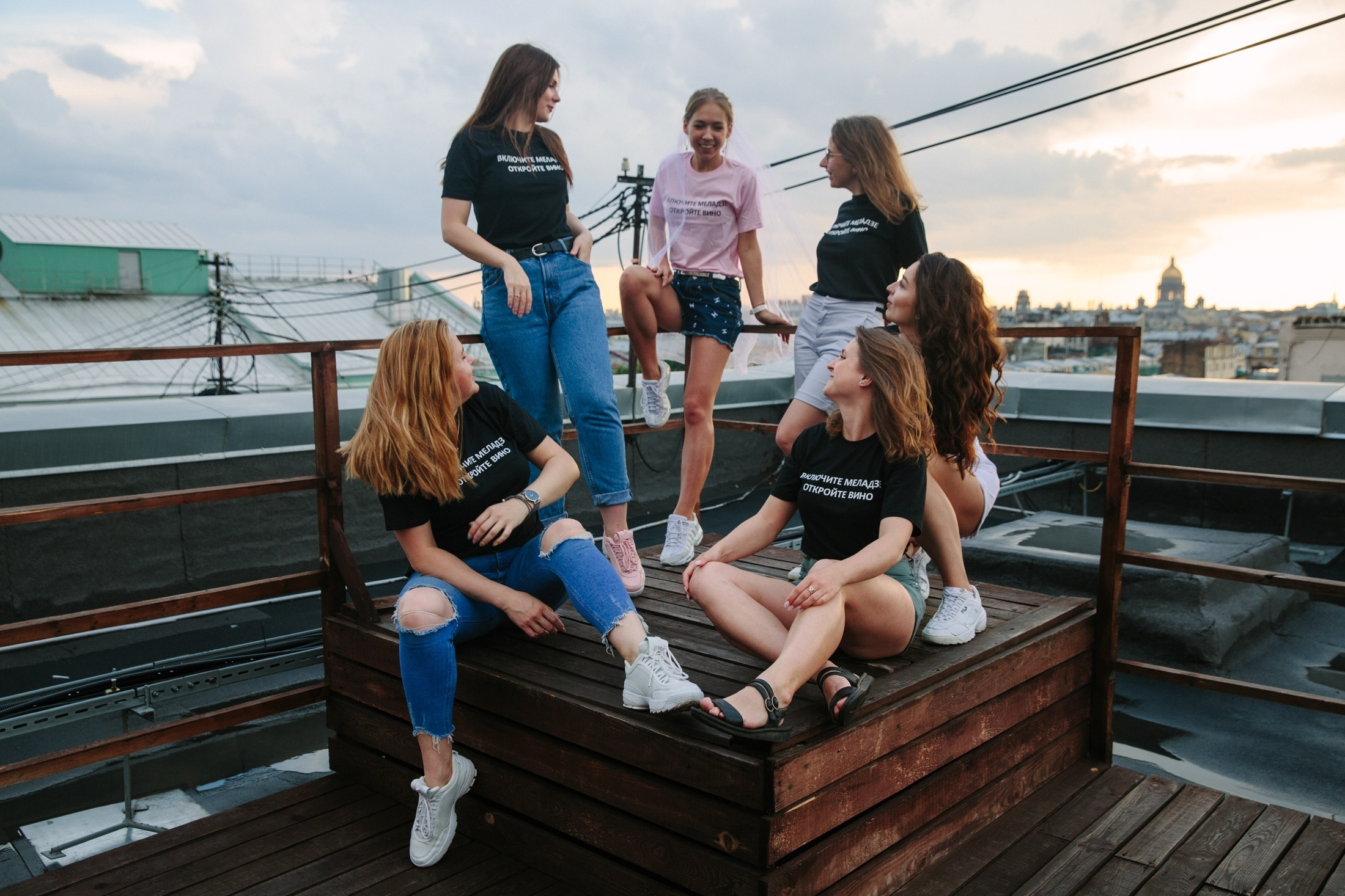 Фотография Девичник на крыше Петербург  групповой портрет с подружками невесты