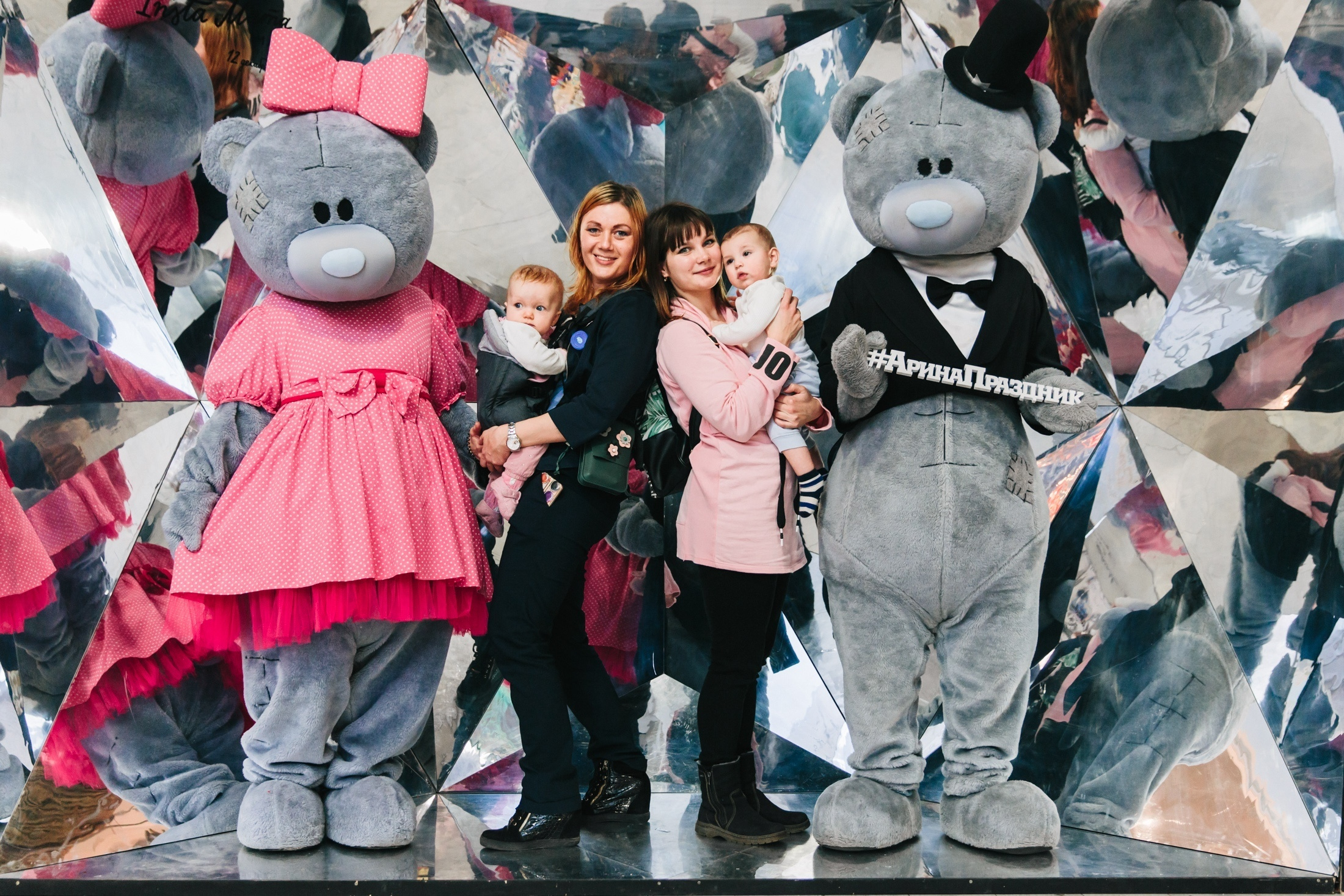 Фотография Инстамамас маркет Ткачи выставка товаров для мам и детей ростовые куклы мишки Тедди