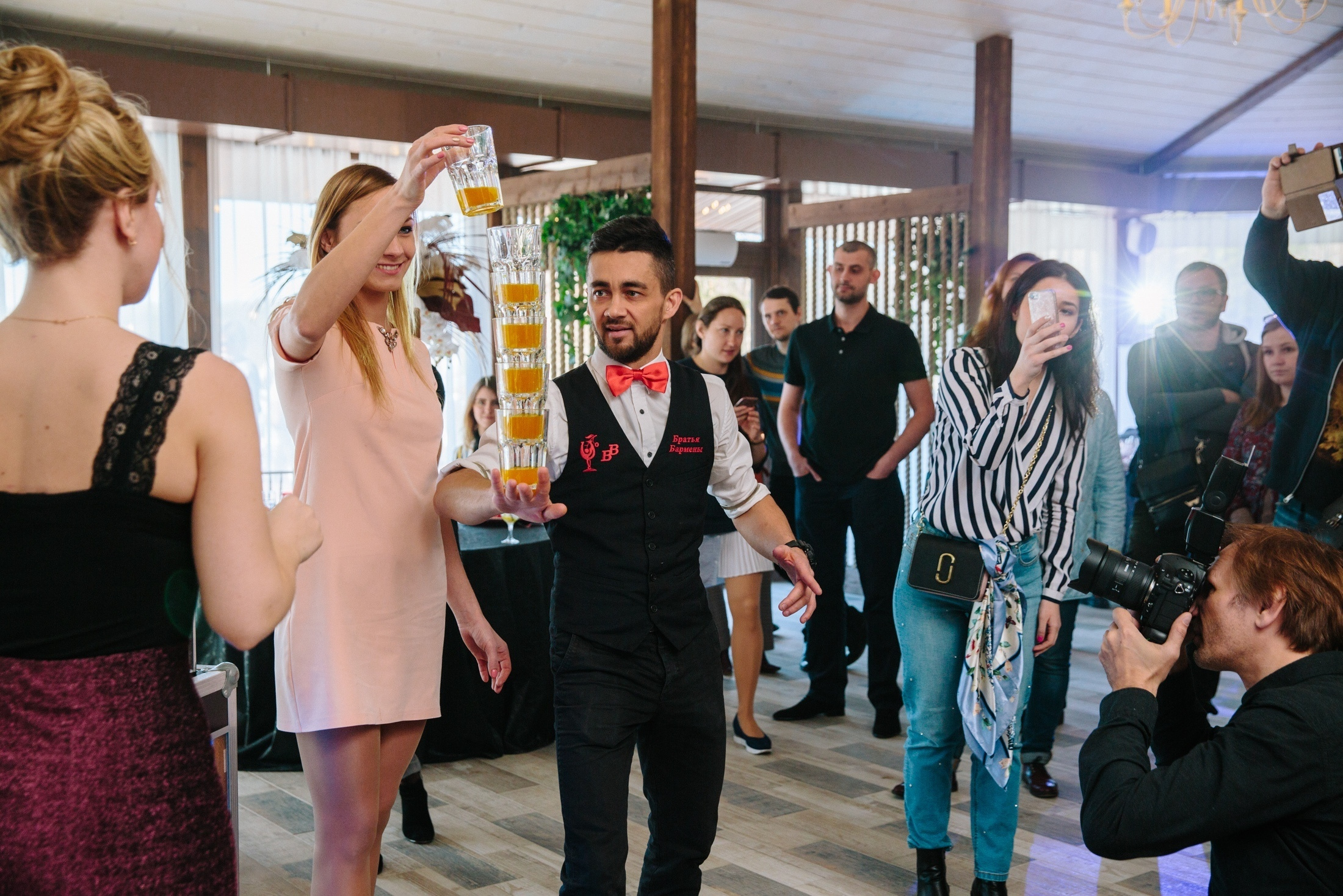 Фотография Пасторское озеро бармен шоу Brothers Bartenders Братья бармены