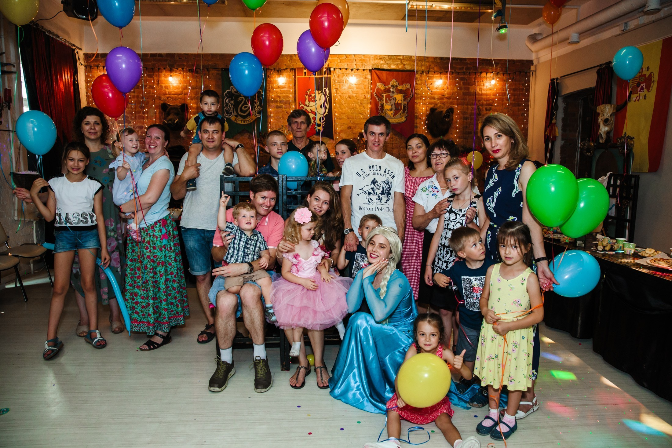 фотография детский день рождения ребенка групповой портрет с гостями