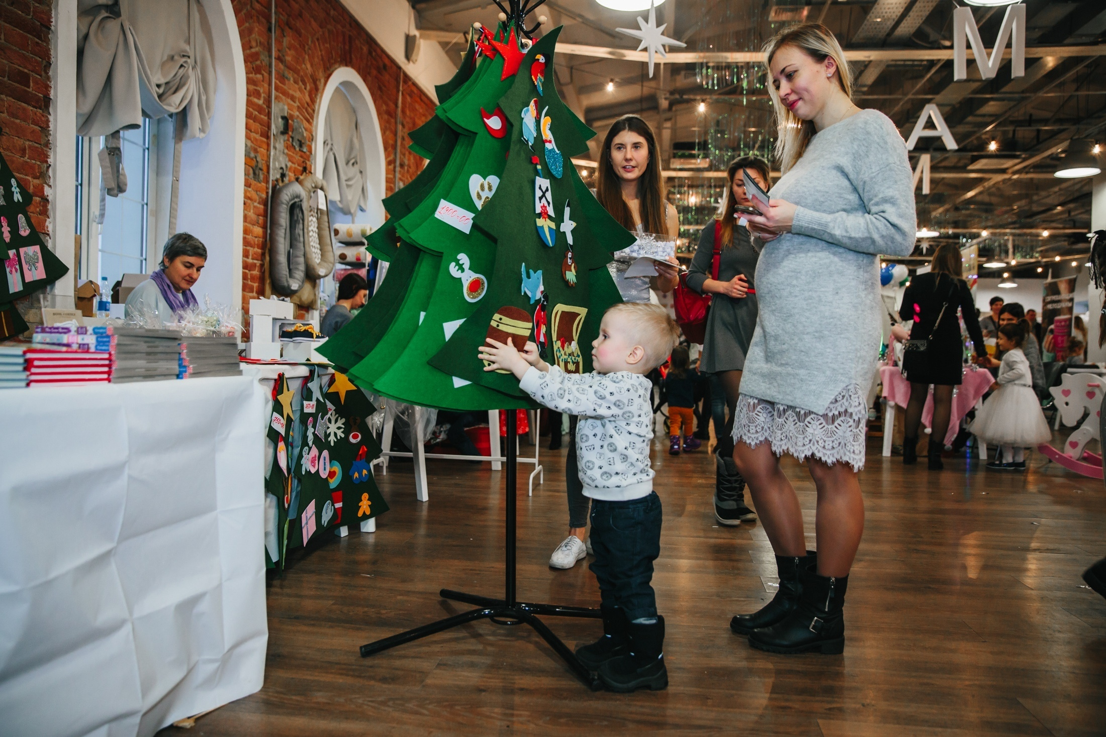 Фотография Инстамамас маркет Ткачи выставка товаров для мам и детей