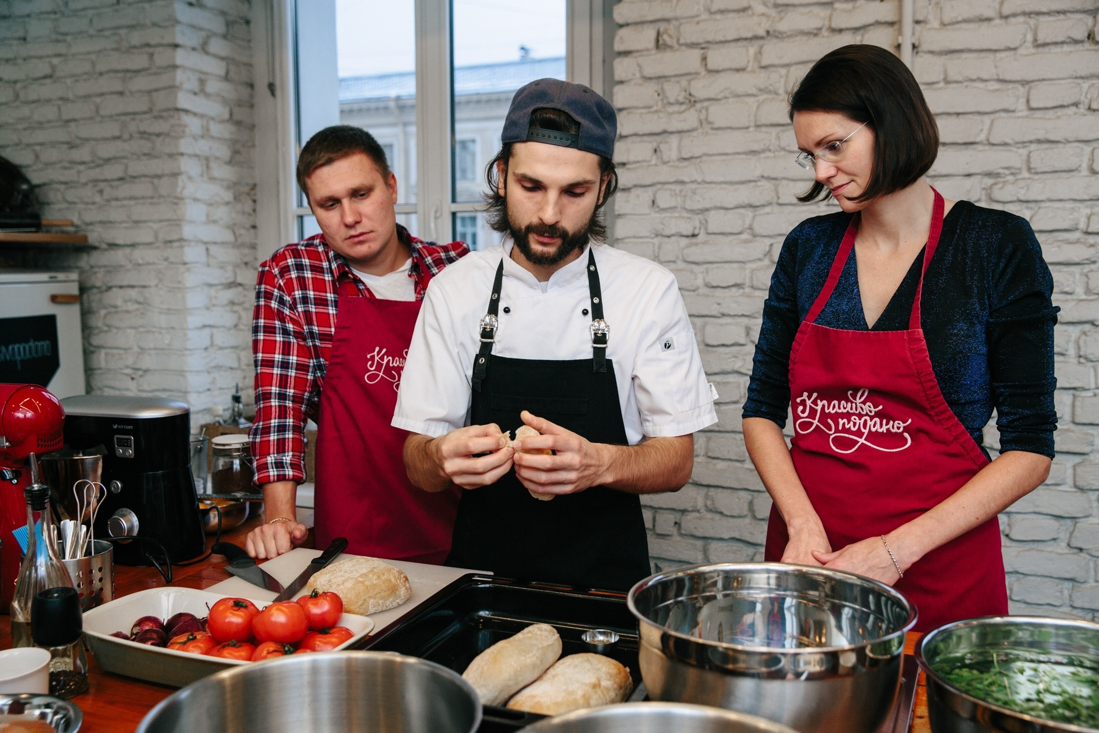 Фотография кулинарная студия кулинарный мастер-класс шеф-повар показывает